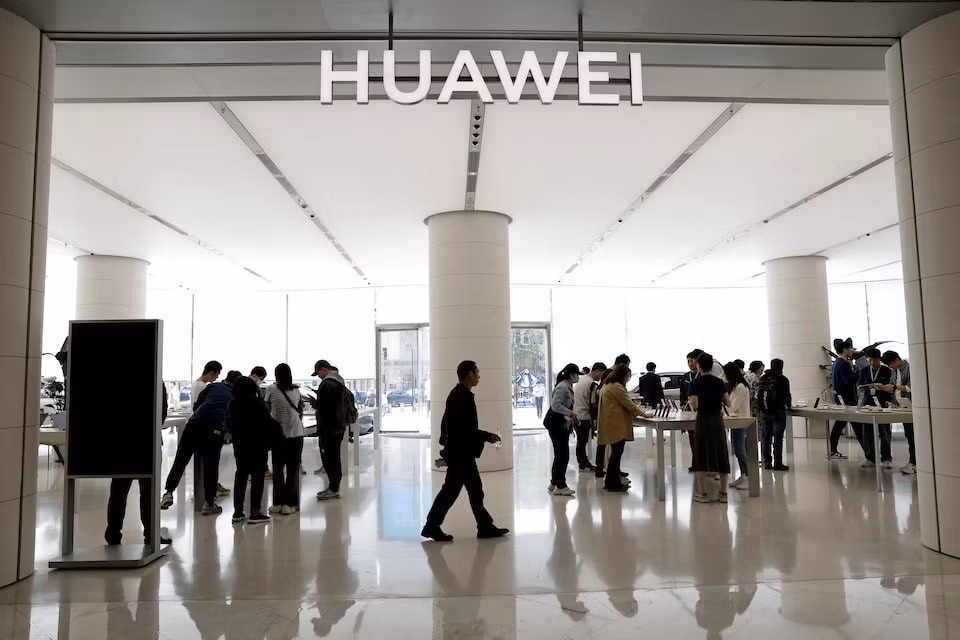 cua hang Huawei.jpg