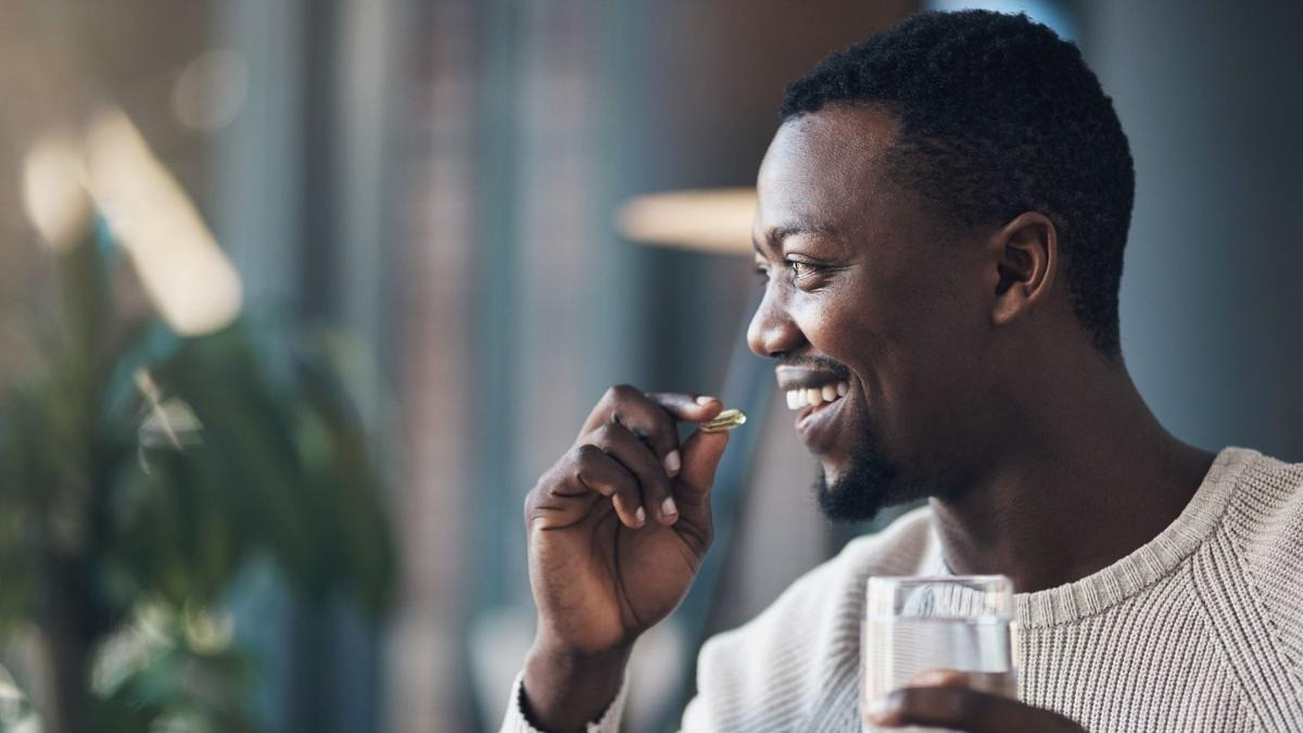 nam gioi uong thuoc.jpg