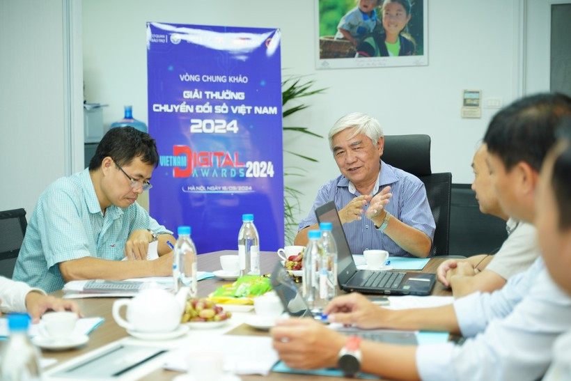 ong Nguyen Quan va hoi dong chung khao.jpg