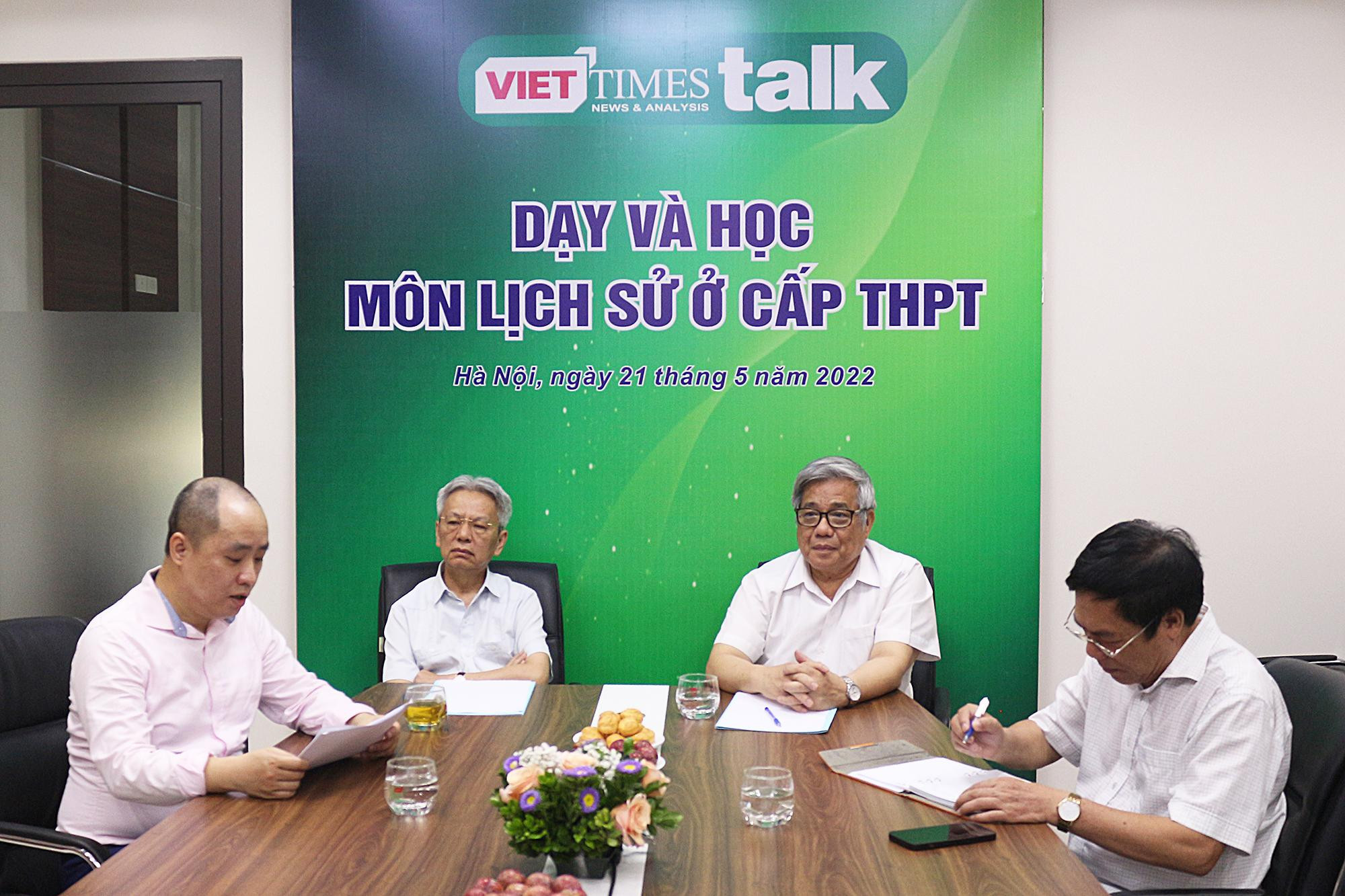 Tiến sĩ Nguyễn Sĩ Dũng (thứ 2 bên trái) và Giáo sư Vũ Minh Giang tại buổi tọa đàm Dạy và học môn Sử Tiến sĩ Nguyễn Sĩ Dũng (thứ 2 bên trái) và Giáo sư Vũ Minh Giang tại buổi tọa đàm Dạy và học môn Sử