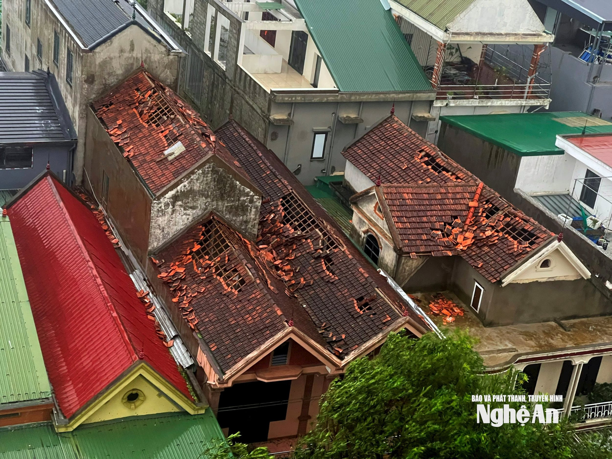 Nhà dân tại đường Võ Thị Sáu, phường Trường Vinh bị tốc mái. Ảnh: Báo Nghệ An.