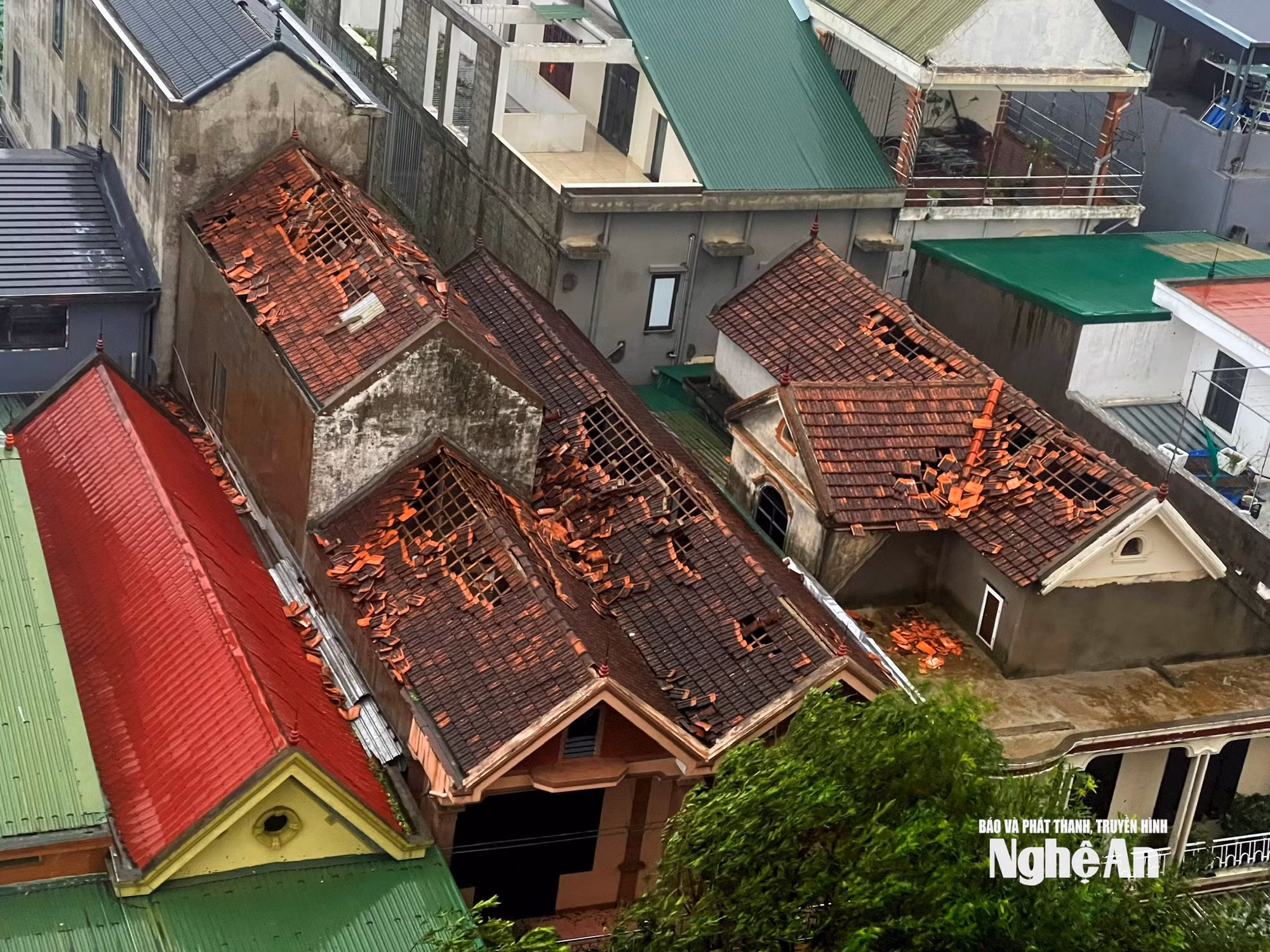 Nhà dân tại đường Võ Thị Sáu, phường Trường Vinh bị tốc mái. Ảnh: Báo Nghệ An.