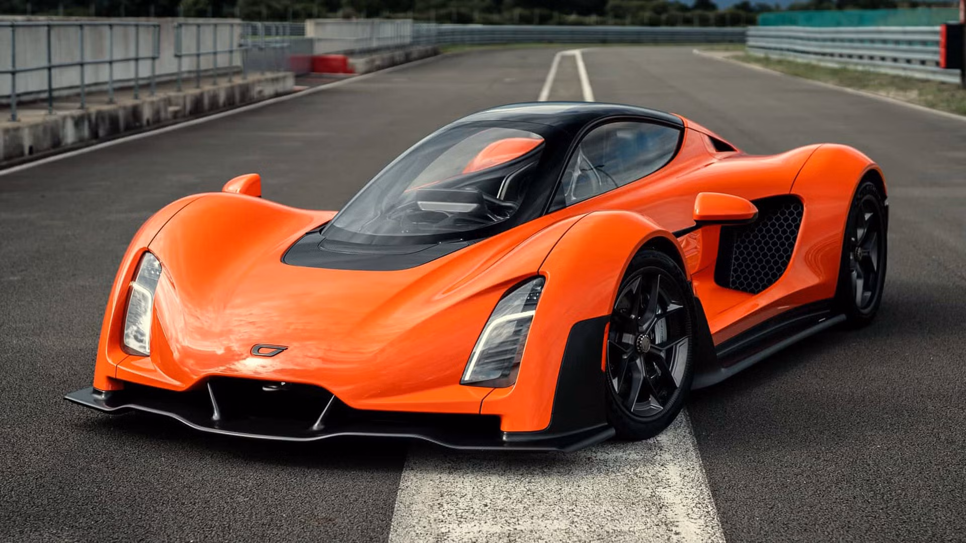 10. Czinger 21C VMax: Siêu xe này là bản nâng cấp của mẫu Czinger 21C ra mắt vào năm 2021. Theo đó, 21C VMax sở hữu động cơ V8 2.88L tăng áp kép kết hợp với hệ thống hybrid, cho công suất tổng 1.350 mã lực và mô-men xoắn 1.830Nm. Xe có khả năng tăng tốc 0-96km/h trong 1,9 giây và đạt tốc độ tối đa 407km/h