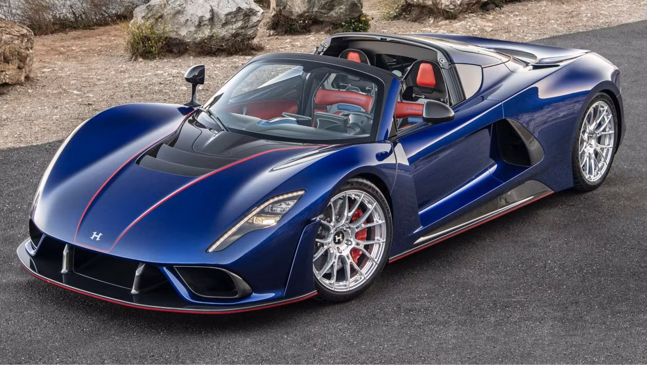 5. Hennessey Venom F5 Roadster: Tương tự như bản coupe, Hennessey Venom F5 Roadster cũng sử dụng động cơ Fury V8 6.6L tăng áp kép, nhưng được tinh chỉnh để cho công suất lên đến 1.842 mã lực và mô-men xoắn 1.617 Nm. Hãng tiết lộ tốc độ tối đa của xe có thể vượt quá 482 km/h, qua đó trở thành chiếc mui trần nhanh nhất thế giới.