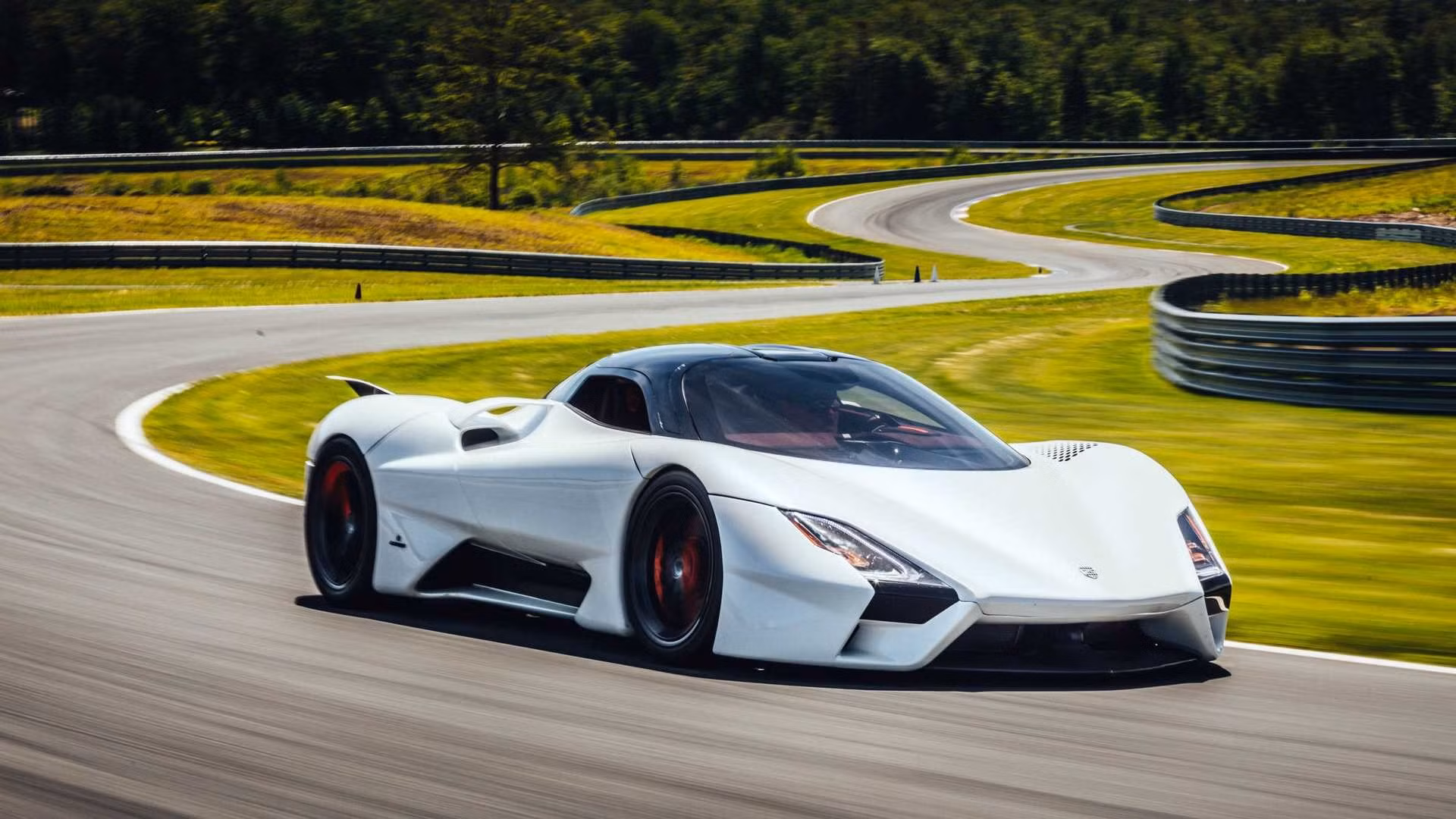 9. SSC Tuatara: Chiếc siêu xe của Mỹ từng gây tiếng vang trên toàn thế giới khi đạt vận tốc tối đa 474,8 km/h vào năm 2022. Tuatara được trang bị động cơ V8 5,9L tăng áp kép, công suất 1.350 mã lực, có thể tăng lên 1.750 mã lực khi dùng xăng E85 cùng mô-men xoắn 1.334 Nm