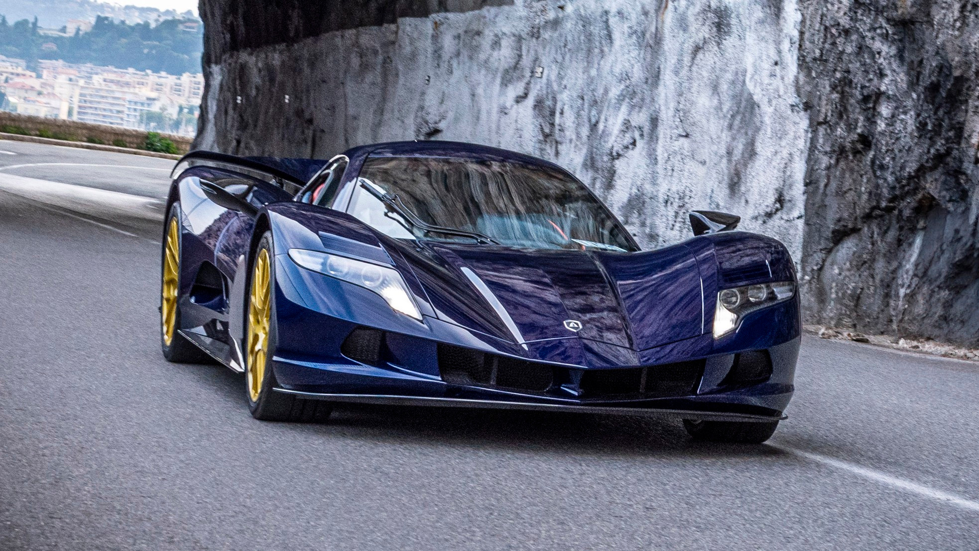 2. Aspark Owl: Siêu xe Owl là sản phẩm của Công ty Aspark tại Nhật Bản, sở hữu sức mạnh ấn tượng lên tới 1.980 mã lực và mô-men xoắn 2.000 Nm. Chiếc xe điện này có thể tăng từ 0 lên 96,5 km/h chỉ trong 1,72 giây trước khi đạt tốc độ tối đa 413 km/h.