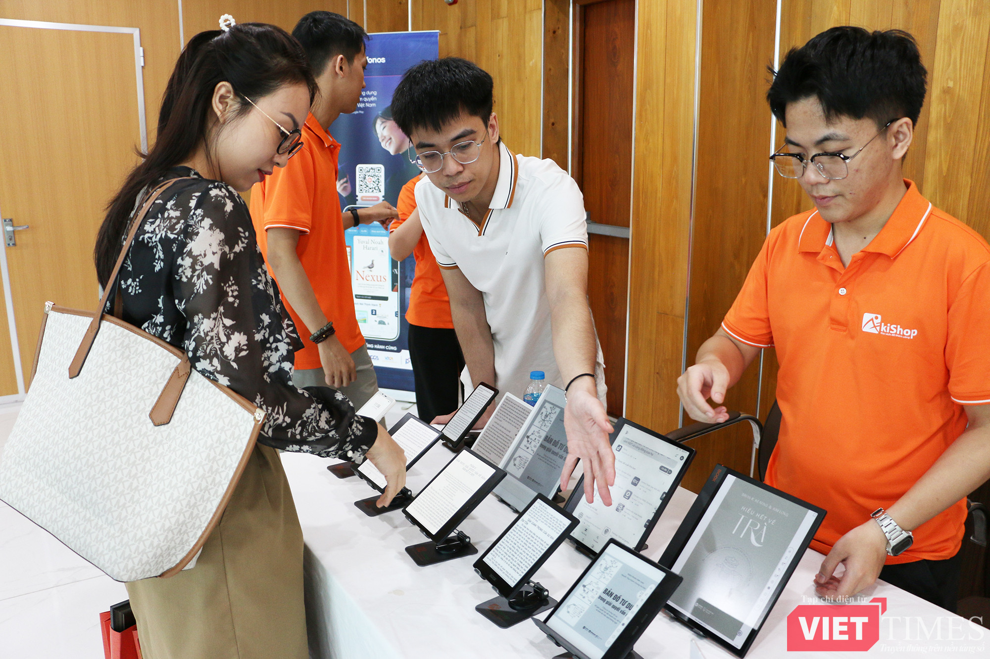 Các thiết bị đọc sách điện tử.