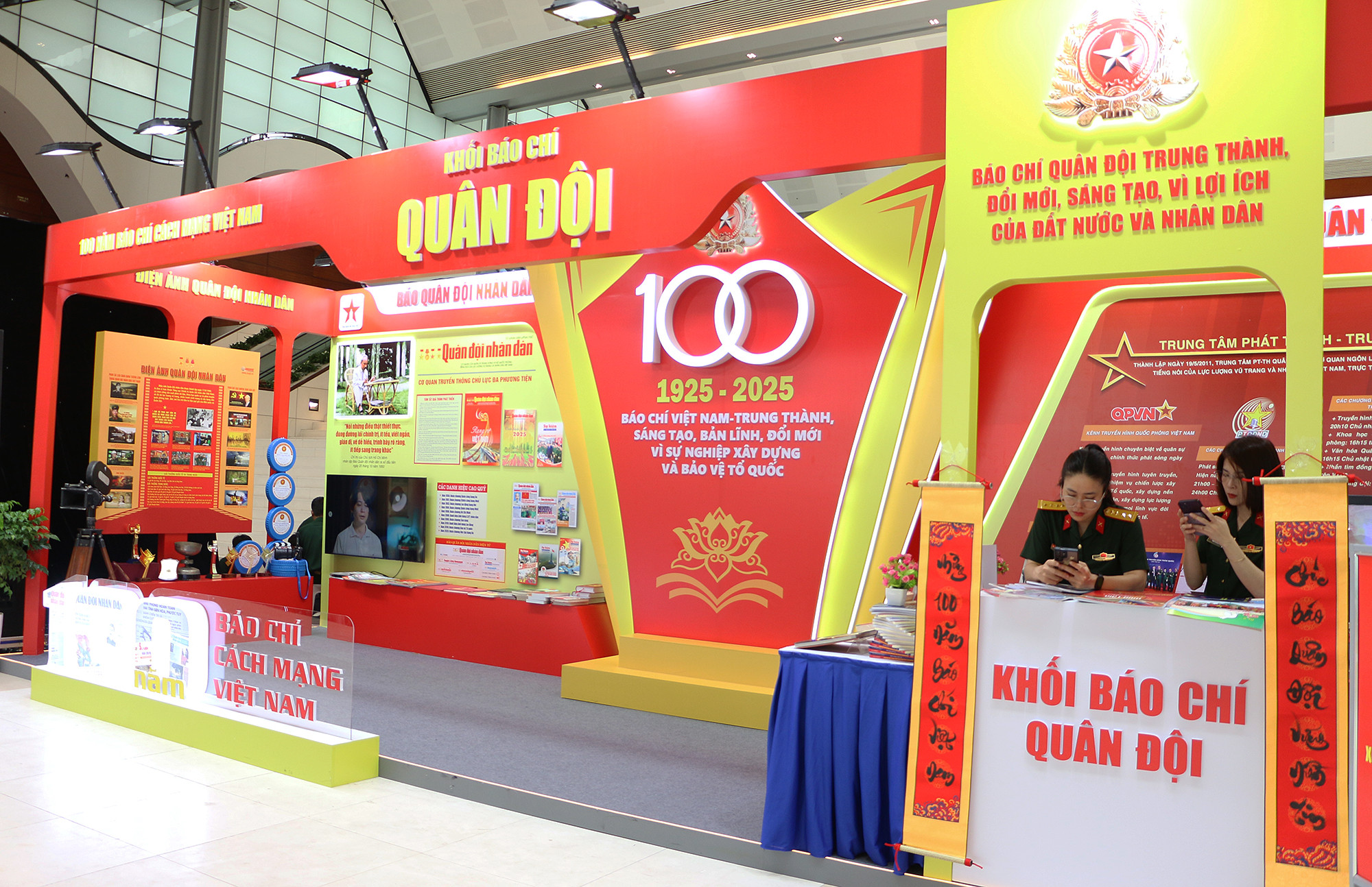 Gian trưng bày của Khối Báo chí Quân đội