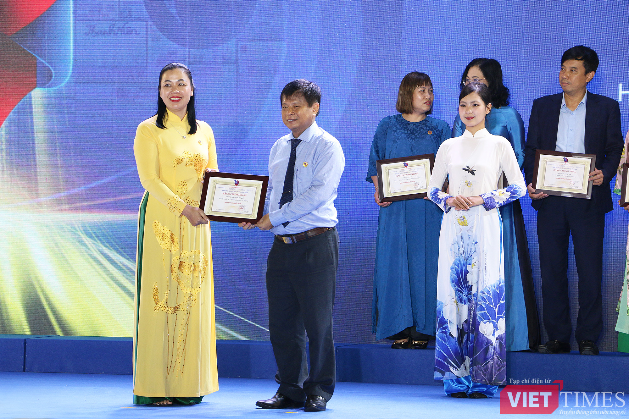 vt_vdca nhan giai thuong.jpg