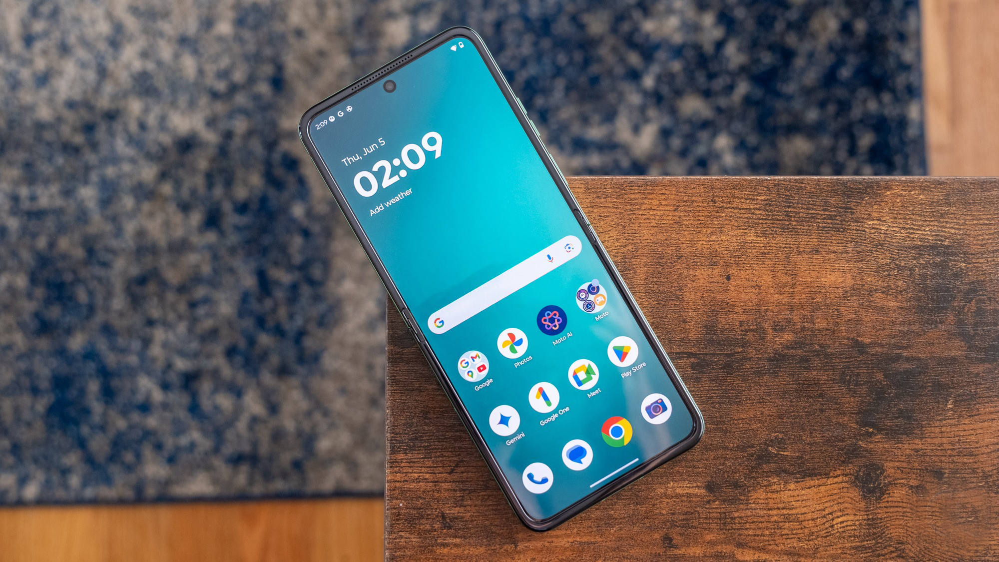 motorola-razr-2025 man hinh - Phone Arena.jpg