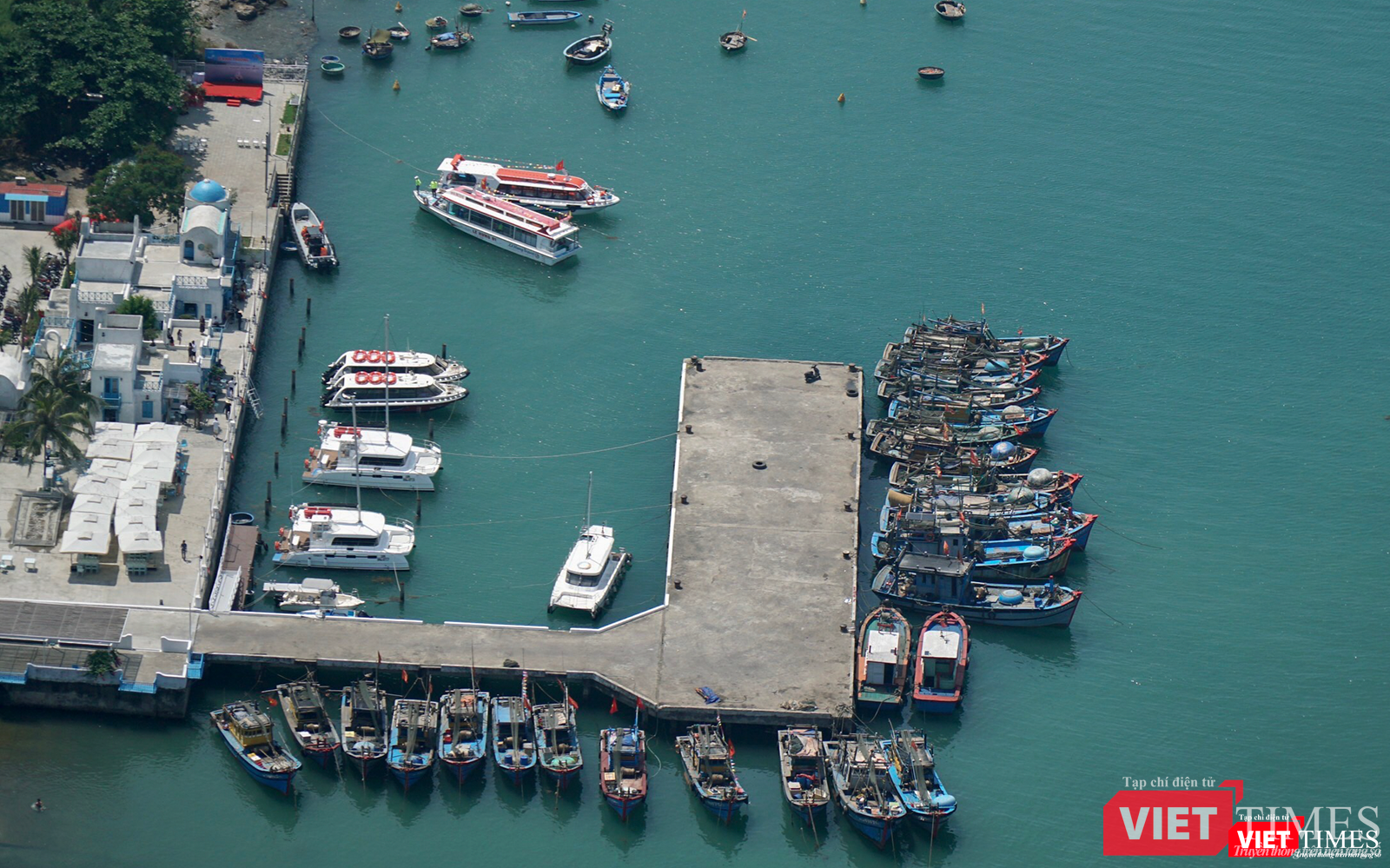 Tàu du lịch cập bến CT15