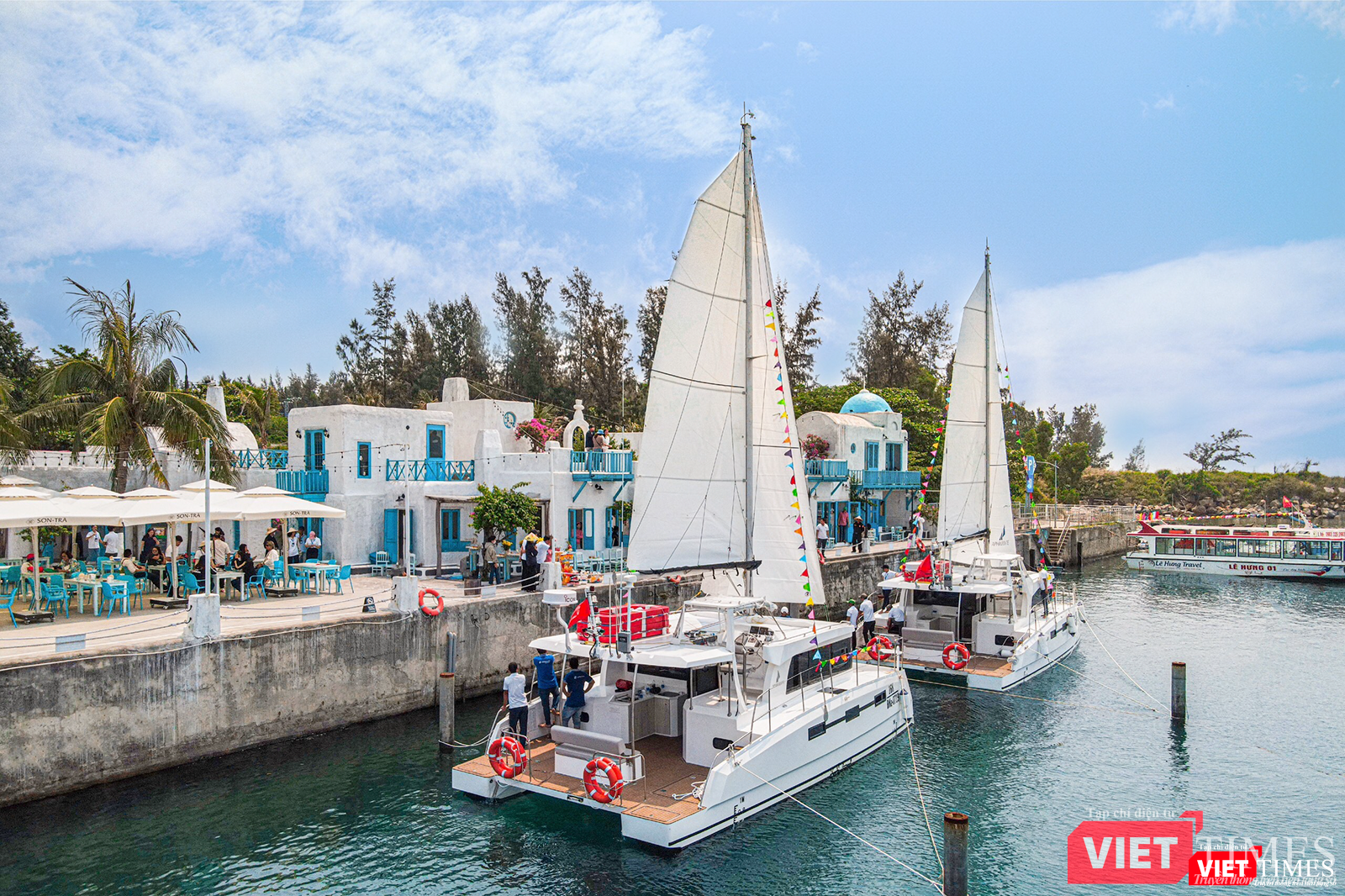 Phương tiện phục vụ gồm 3 cano loại 36 chỗ ngồi, trong tháng 5/2023, đơn vị khai thác sẽ đưa thêm 2 du thuyền và 2 cano vào phục vụ người dân và du khách