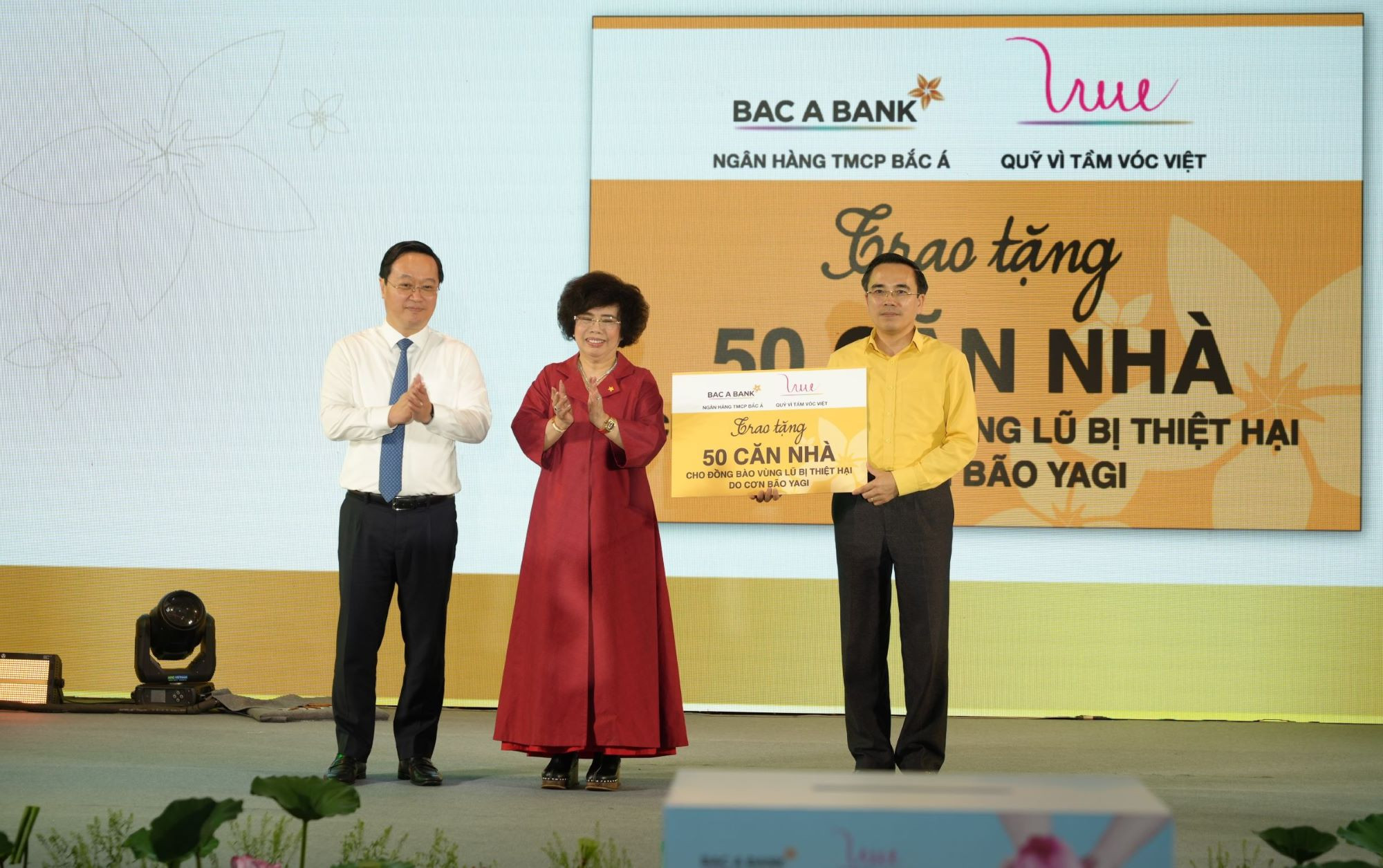 AHLĐ Thái Hương trao tặng 50 căn nhà hỗ trợ đồng bào vùng lũ thông qua Ủy ban Mặt trận Tổ quốc tỉnh Nghệ An.JPG