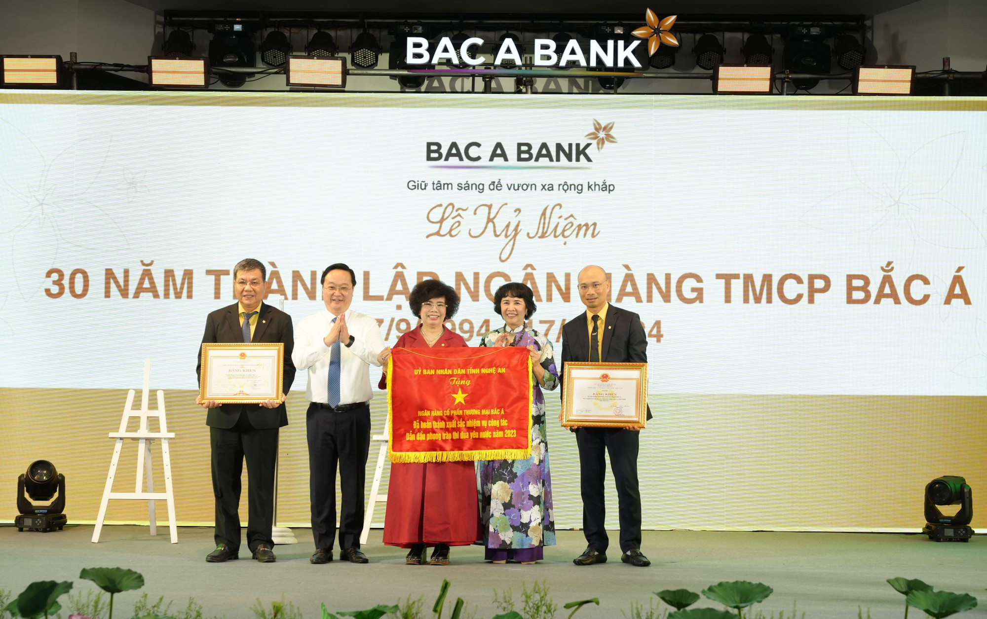 Đại diện Ban Lãnh đạo BAC A BANK nhận Cờ thi đua và Bằng khen của UBND tỉnh Nghệ An trong Lễ kỷ niệm 30 năm thành lập.JPG