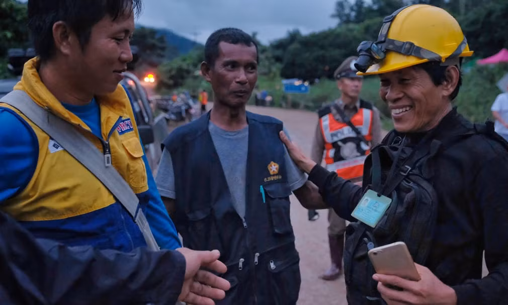 Những người tham gia công tác cứu hộ (ảnh Getty Images)