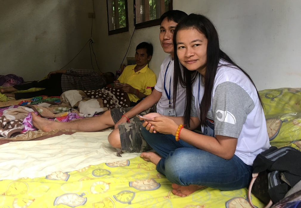 Thân nhân các cậu bé chờ đợi tin tức từ hiện trường (ảnh Reuters) Thân nhân các cậu bé chờ đợi tin tức từ hiện trường (ảnh Reuters)