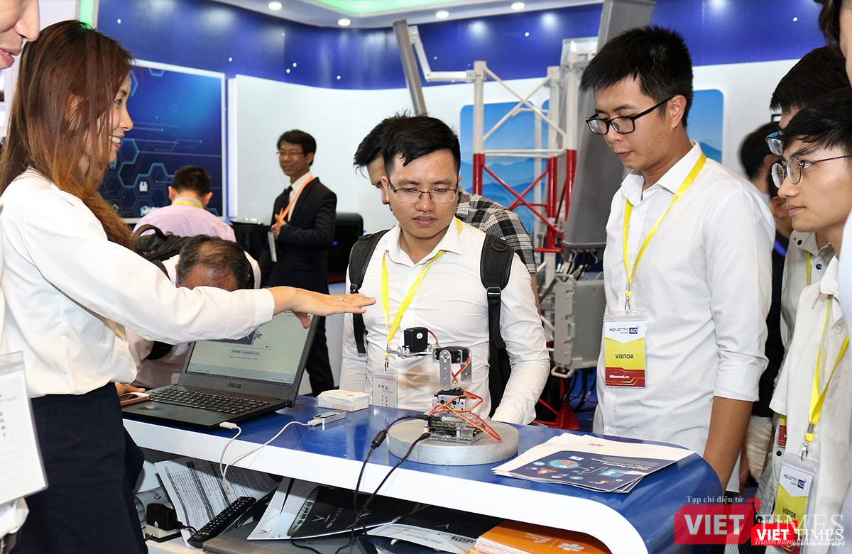 Một nhân viên trình diễn khả năng mô phỏng động tác con người của robot