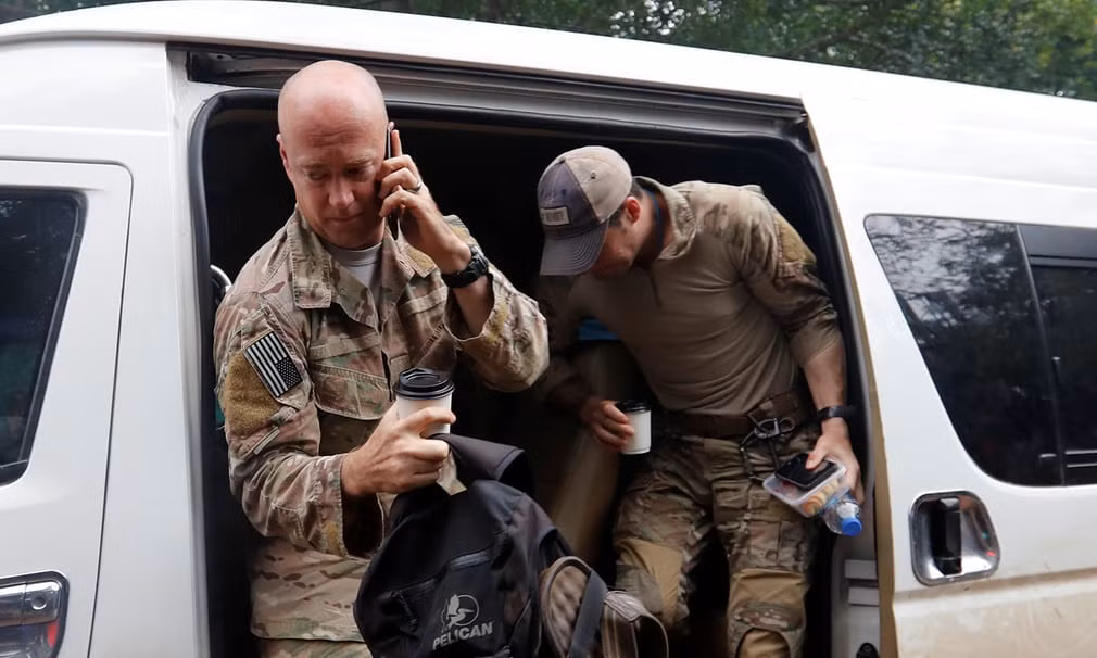 Những người lĩnh Mỹ xuất hiện tại khu vực giải cứu (ảnh Reuters)