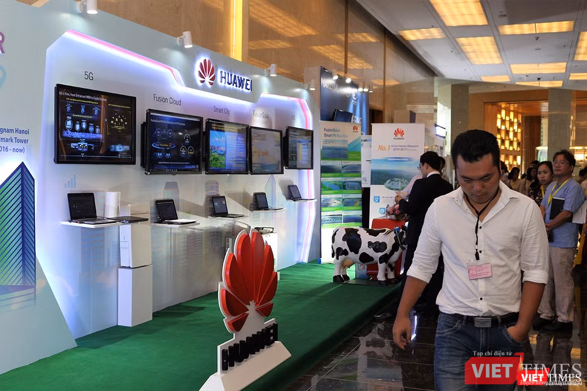 Tập đoàn Huawei cũng có sự hiện diện tại triển lãm. Trong khuôn khổ triển lãm này, Huawei sẽ phối hợp với Hội Truyền thông Số Việt Nam trao tặng 100 bộ máy tính cho 5 điểm trường khó khăn
