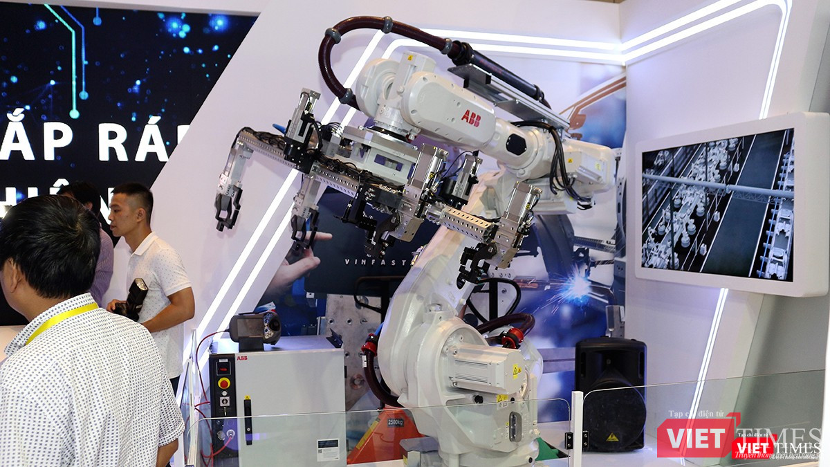 Robot này đang được tập đoàn VinGroup sử dụng trong nhà máy lắp ráp và sản xuất xe hơi mang thương hiệu VinFast
