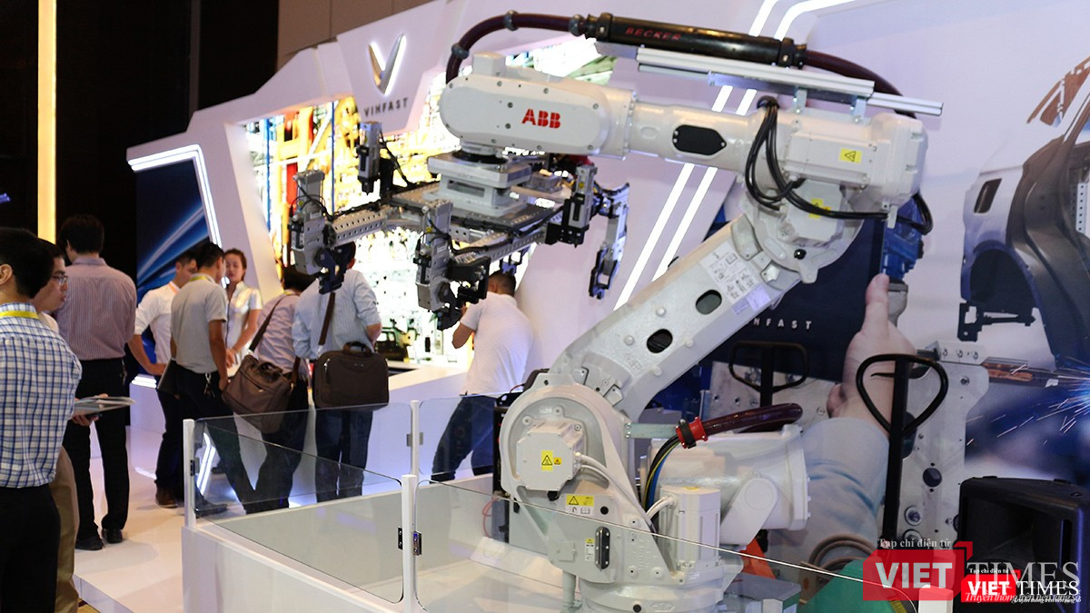 Robot công nghiệp lắp ráp xe hơi của hãng ABB