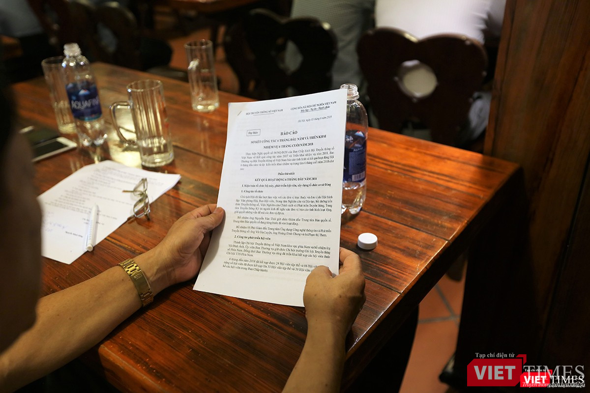 Các đại biểu đọc báo cáo tổng kết hoạt động của VDCA