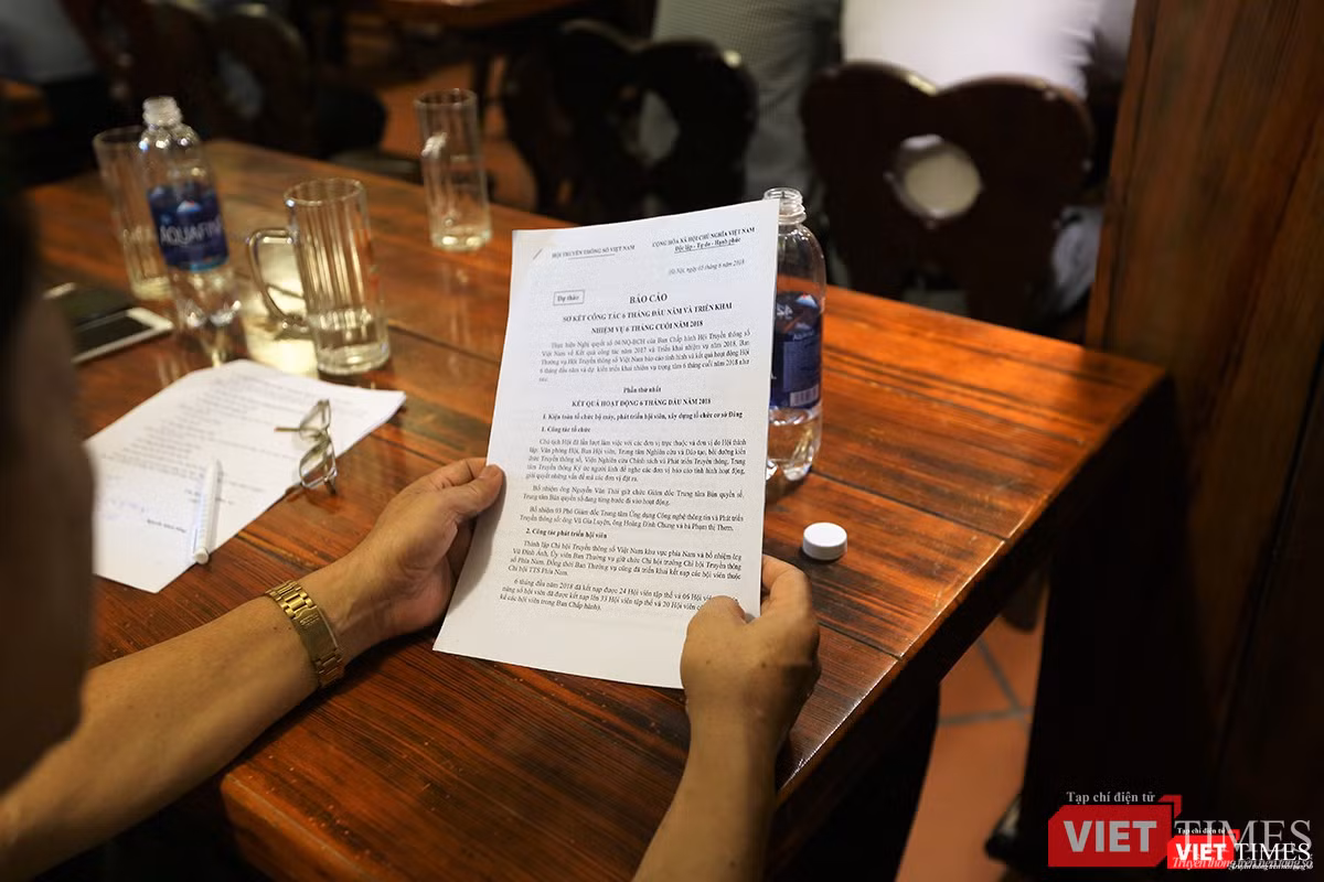 Các đại biểu đọc báo cáo tổng kết hoạt động của VDCA