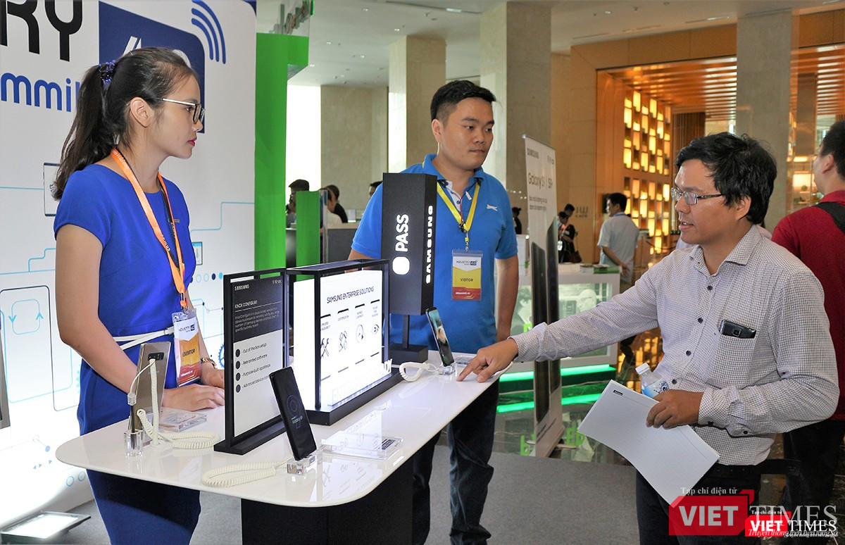 Khách hàng trải nghiệm các công nghệ mới trên Galaxy S9