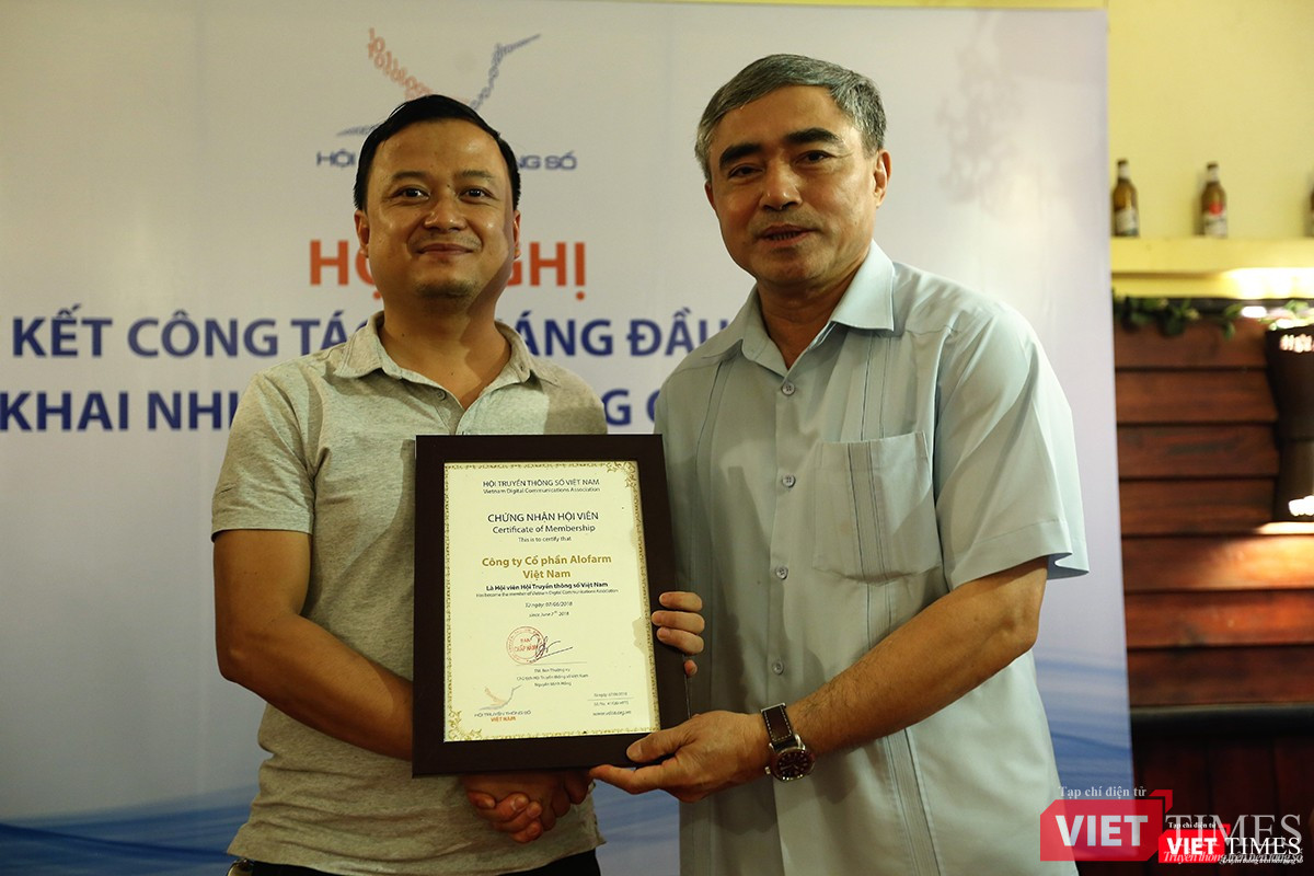 Chủ tịch VDCA trao chứng nhận hội viên cho Công ty Cổ phần Alofarm Việt Nam