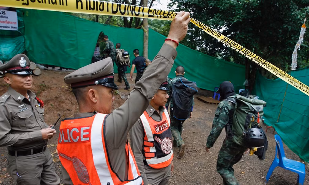 Cảnh sát canh gác cẩn thận khu vực trước cửa hang Tham Luang (ảnh: EPA)