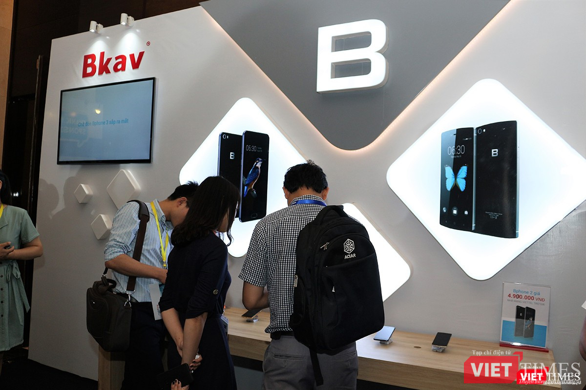 Hãng BKAV cũng đem đến triển lãm sản phẩm Bphone của mình