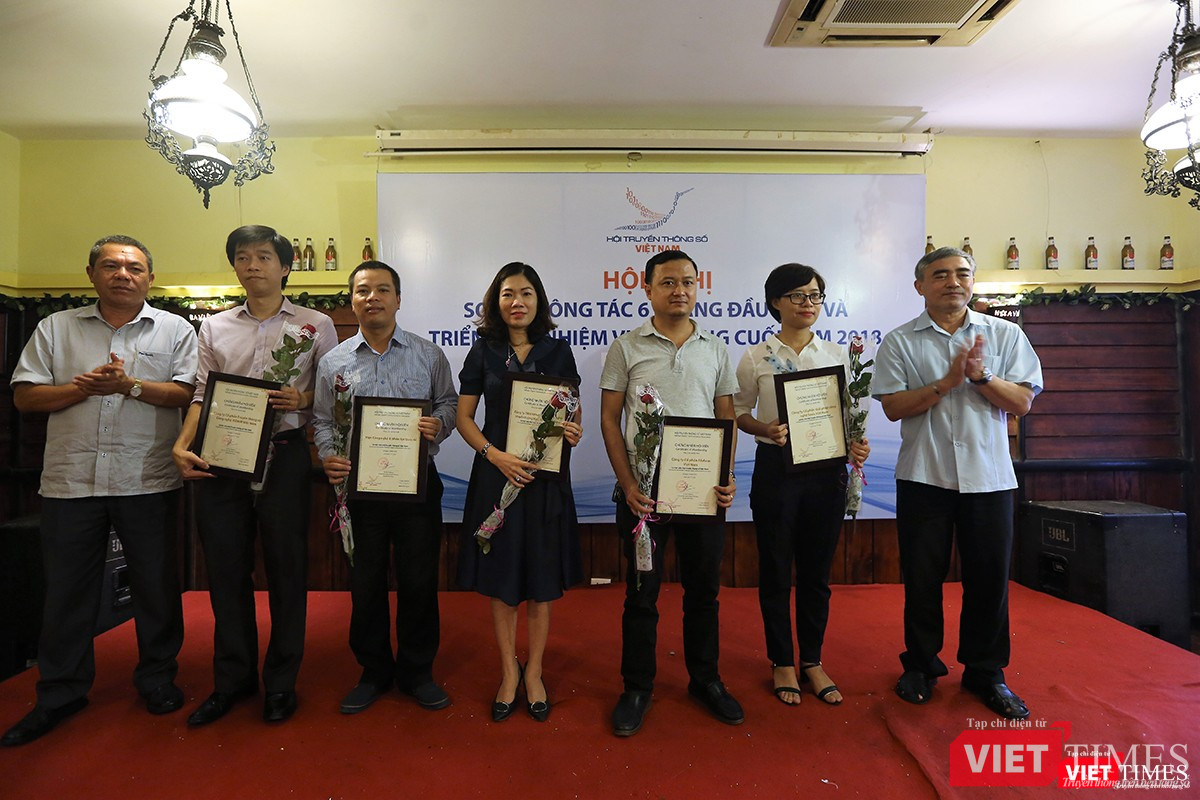 Đại diện các hội viên tập thể nhận bằng chứng nhận từ Chủ tịch VDCA