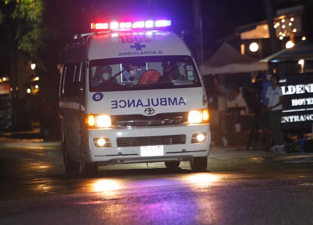 Xe cấp cứu trên đường tới bệnh viện (ảnh EPA)