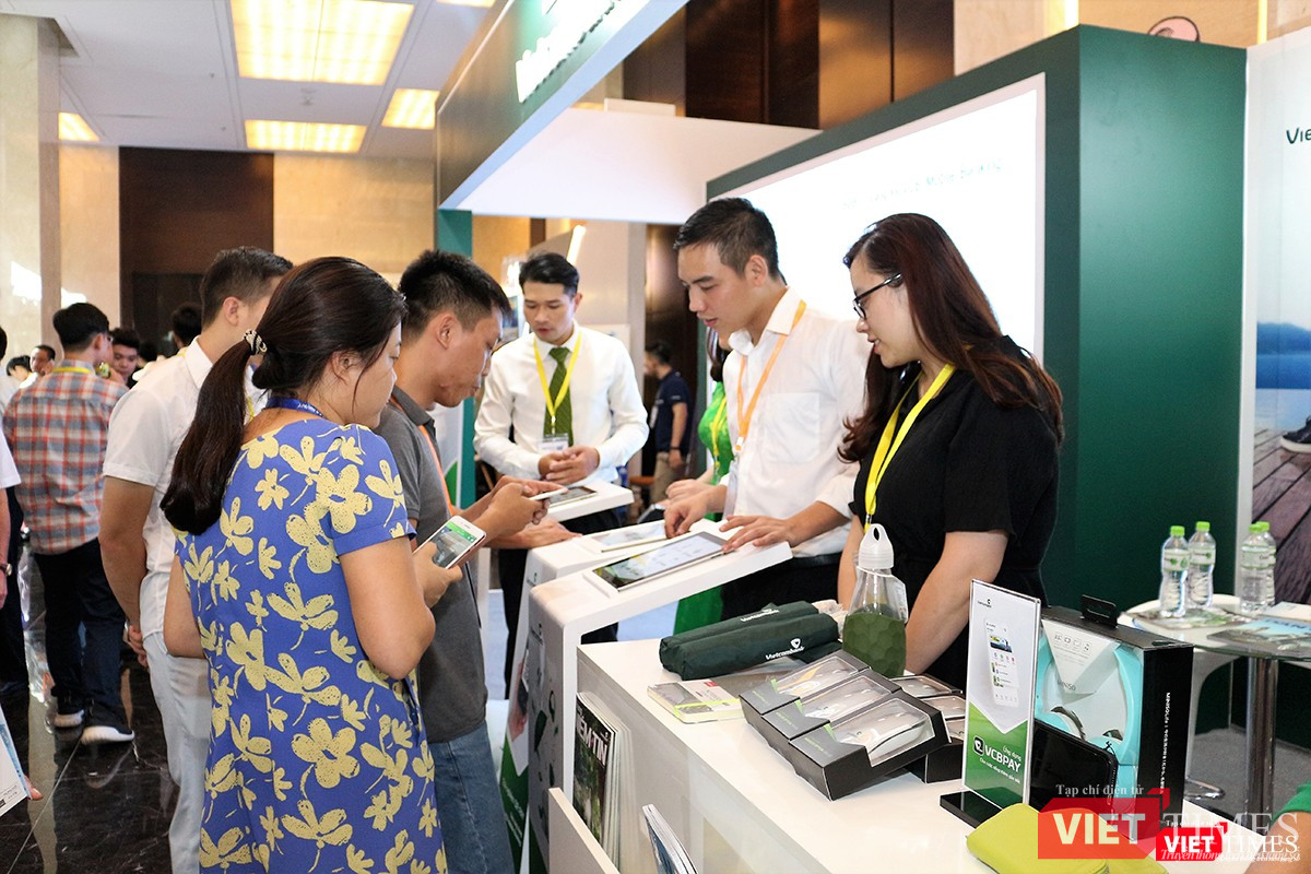 Các ngân hàng cũng mang đến triển lãm các dịch vụ thanh toán phi tiếp xúc