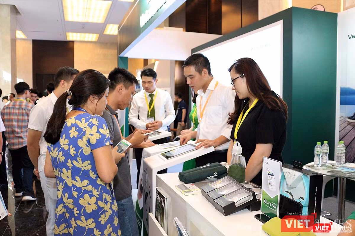 Các ngân hàng cũng mang đến triển lãm các dịch vụ thanh toán phi tiếp xúc