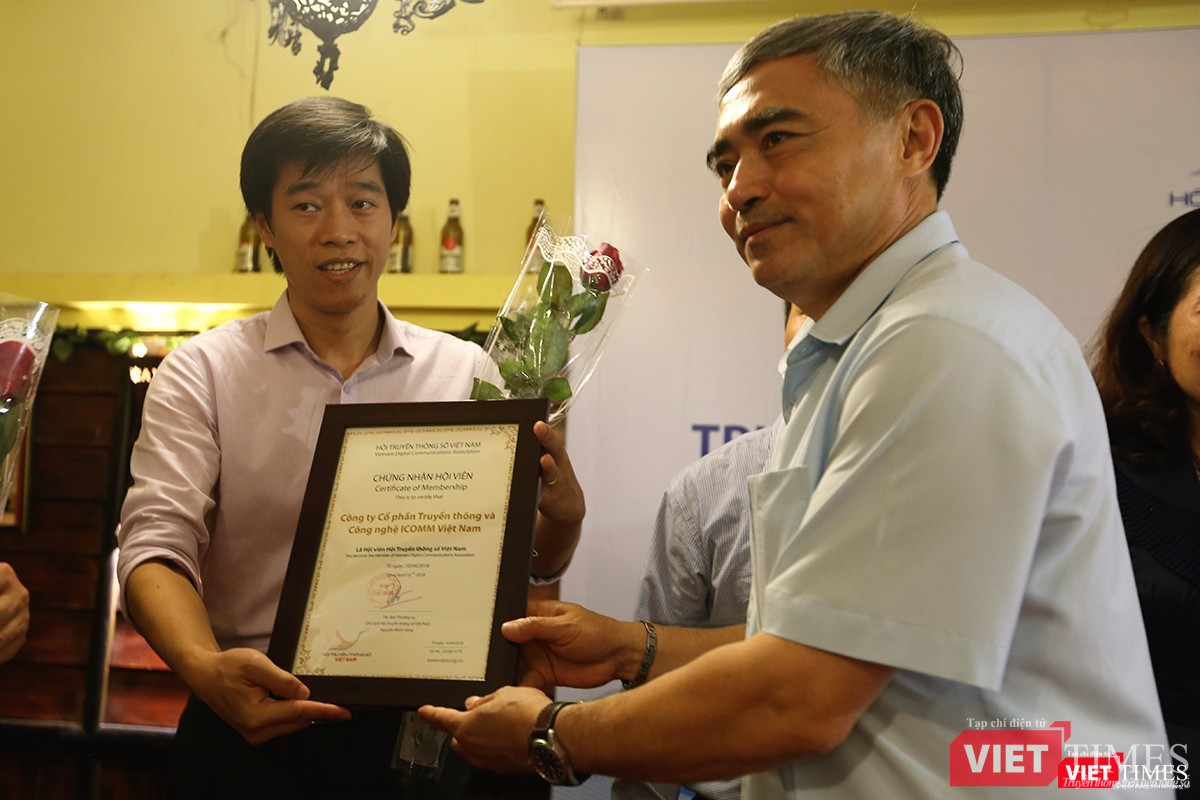 Chủ tịch VDCA trao bằng chứng nhận hội viên cho Công ty Cổ phần Truyền thông và Công nghệ ICOMM Việt Nam