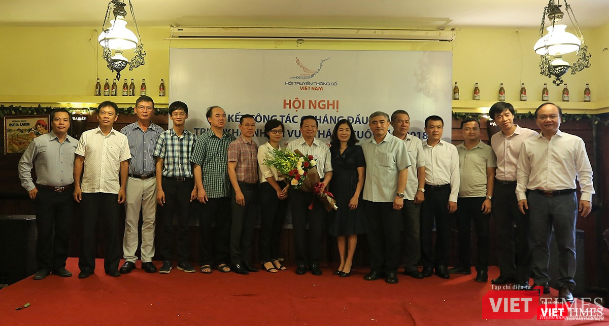 Các hội viên mới chụp ảnh lưu niệm với ông Lê Doãn Hợp, nguyên Bộ trưởng Bộ TT-TT, Chủ tịch danh dự VDCA