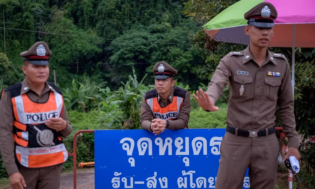 Cảnh sát Thái ngăn không cho phóng viên tác nghiệp (ảnh Reuters)