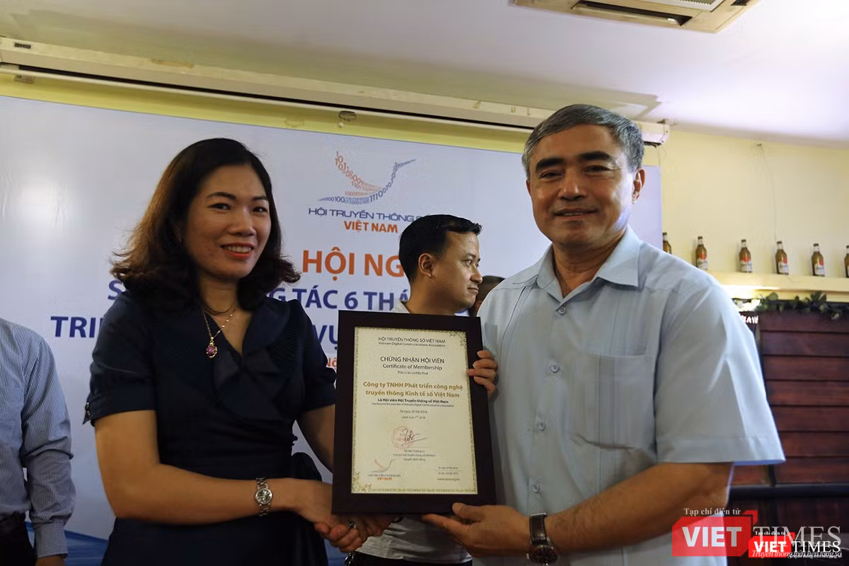 Đại diện Công ty TNHH Phát triển công nghệ Truyền thông Kinh tế số Việt Nam đón nhận chứng nhận hội viên từ Chủ tịch VDCA