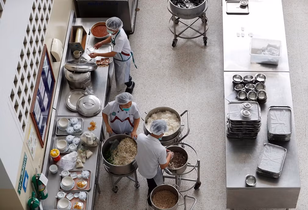 Những người đầu bếp đang chuẩn bị bữa ăn tại bệnh viện Chiangrai Prachanukroh, nơi các cậu bé đang được điều trị (ảnh EPA)