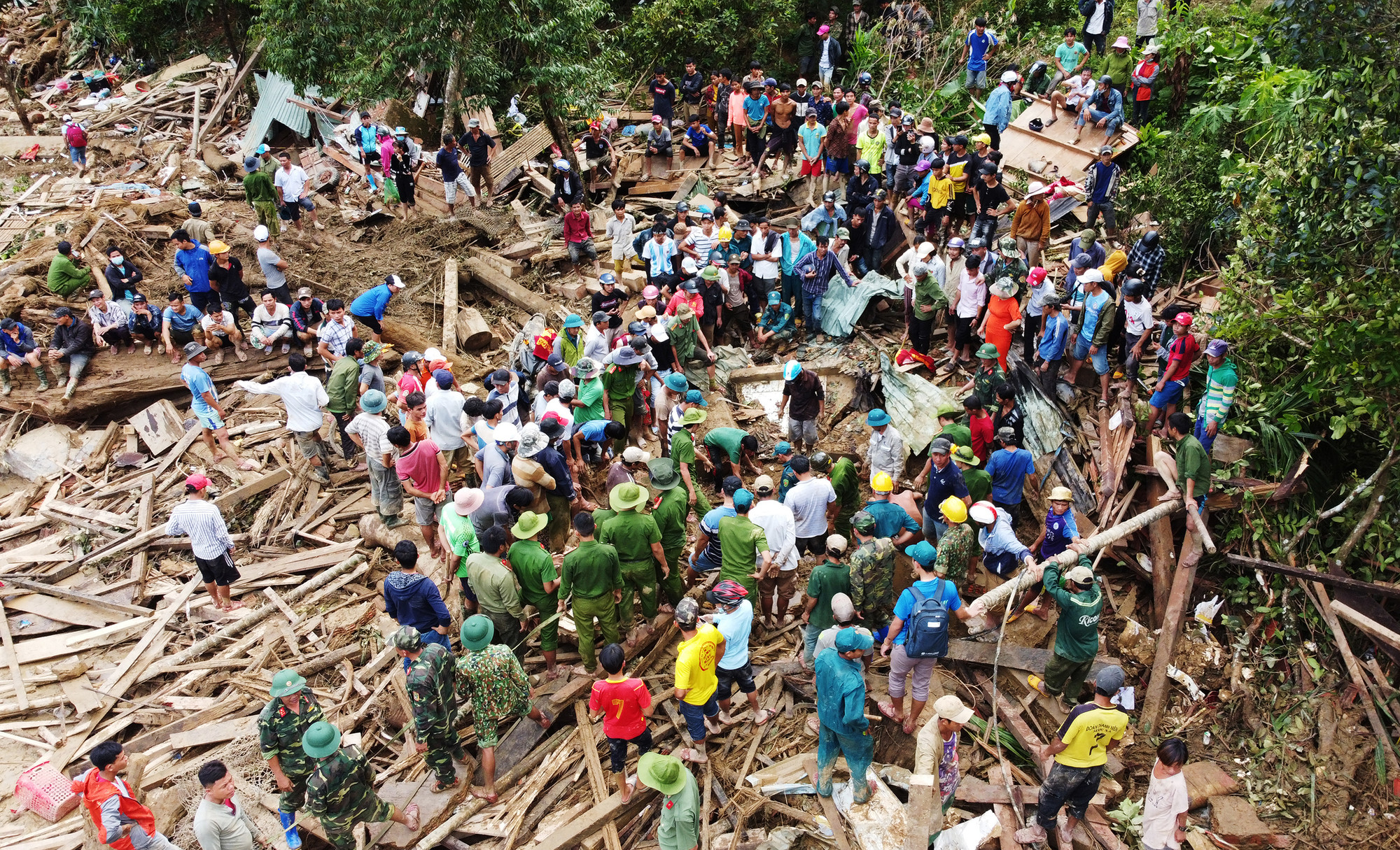 Hàng trăm người tìm kiếm người mất tích dưới đống đổ nát chiều 29/10