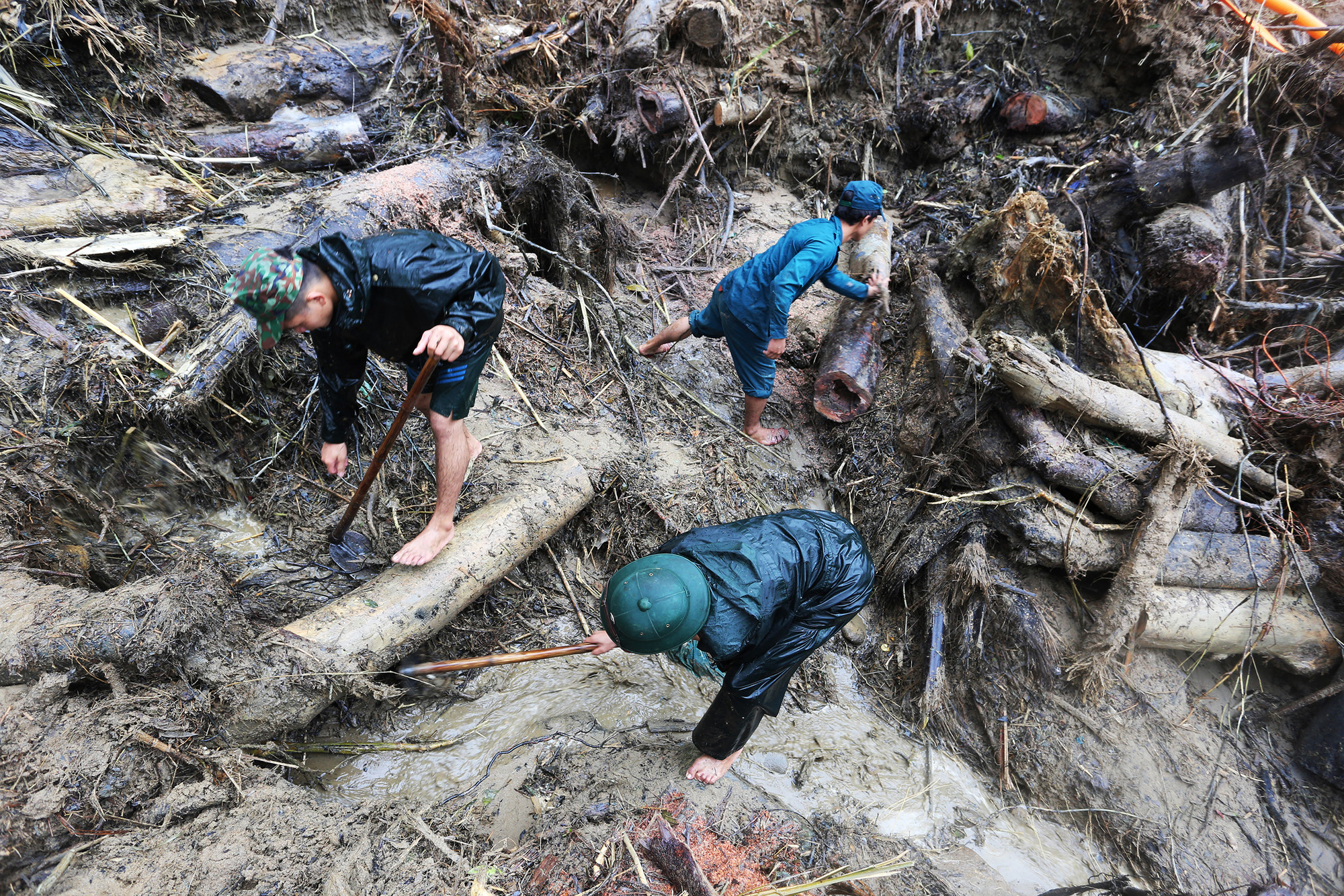 Bộ đội công binh dầm mưa bới đất cát, gỗ, gốc cây tìm kiếm người mất tích