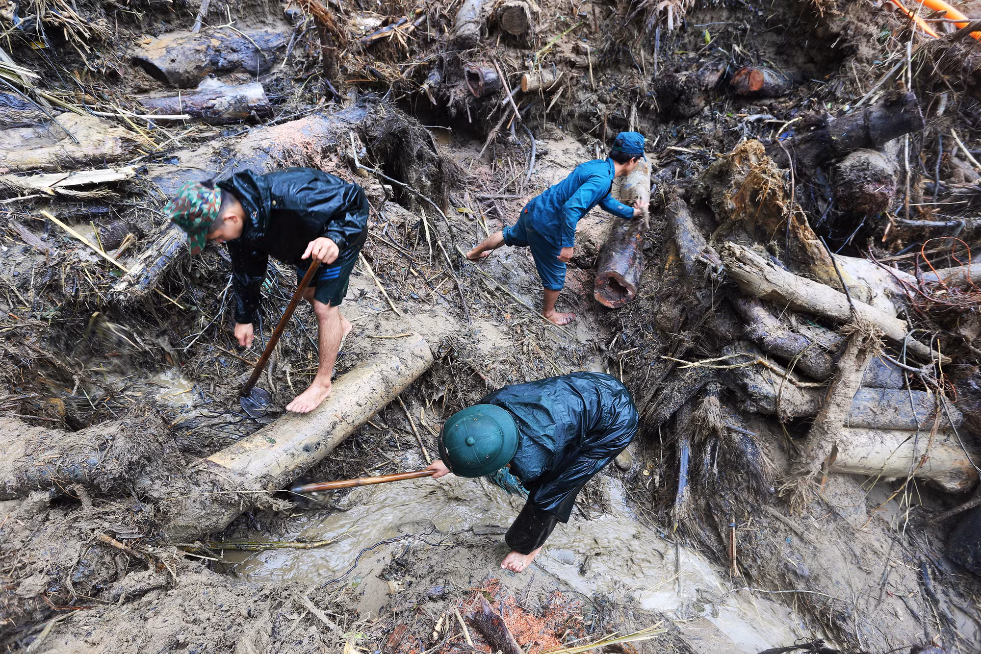 Bộ đội công binh dầm mưa bới đất cát, gỗ, gốc cây tìm kiếm người mất tích Bộ đội công binh dầm mưa bới đất cát, gỗ, gốc cây tìm kiếm người mất tích