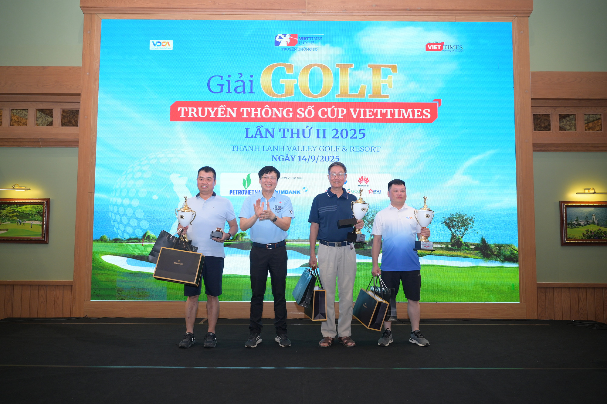 Nhà báo Hồ Quang Lợi, Phó Chủ tịch VDCA trao giải Nhất bảng A, B, C cho các golfer xuất sắc.