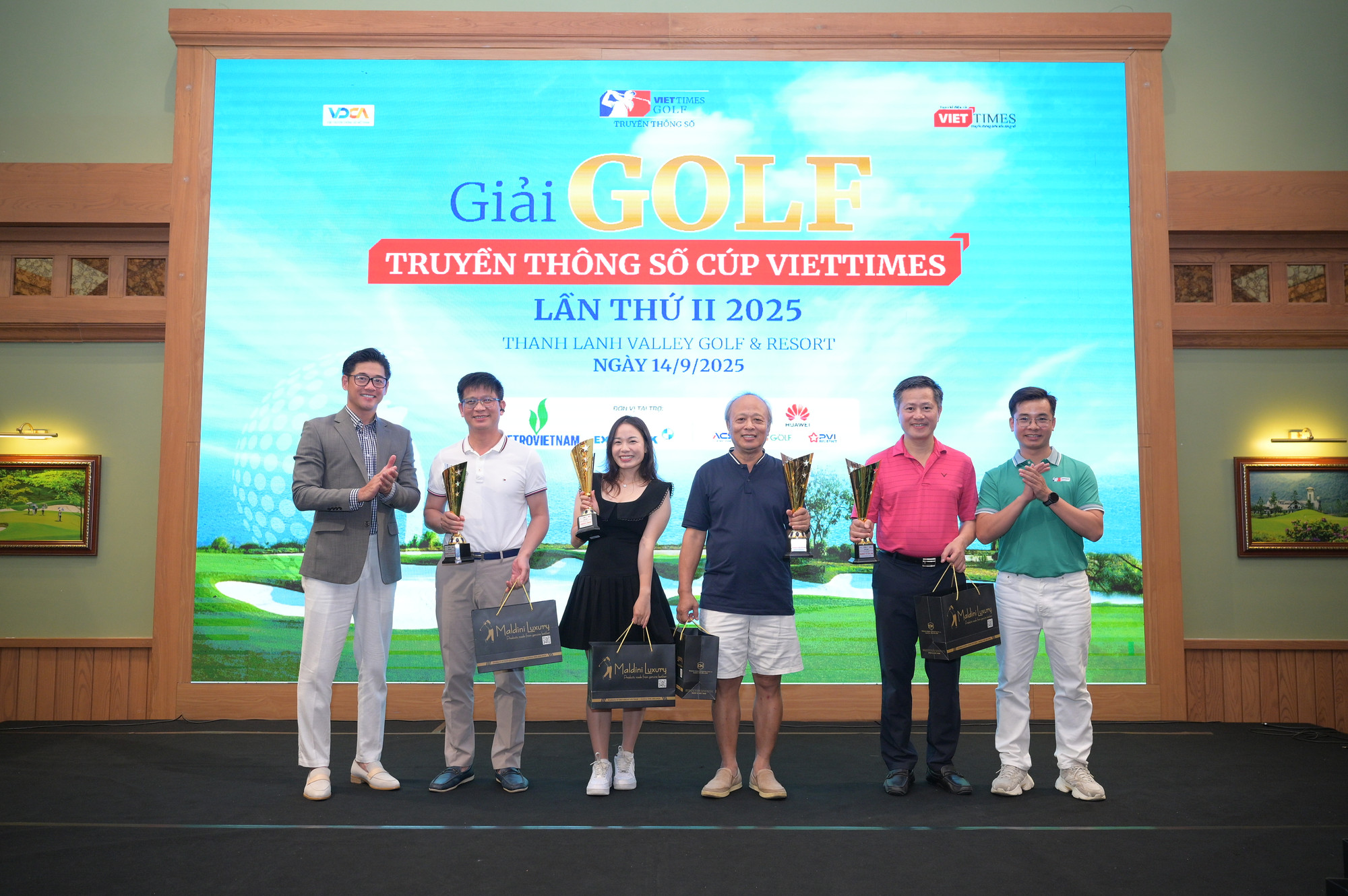 Tổng Thư ký Tòa soạn Tạp chí VietTimes Nguyễn Bá Chiêm và diễn viên Hải Anh trao các giải kỹ thuật cho các golfer xuất sắc.