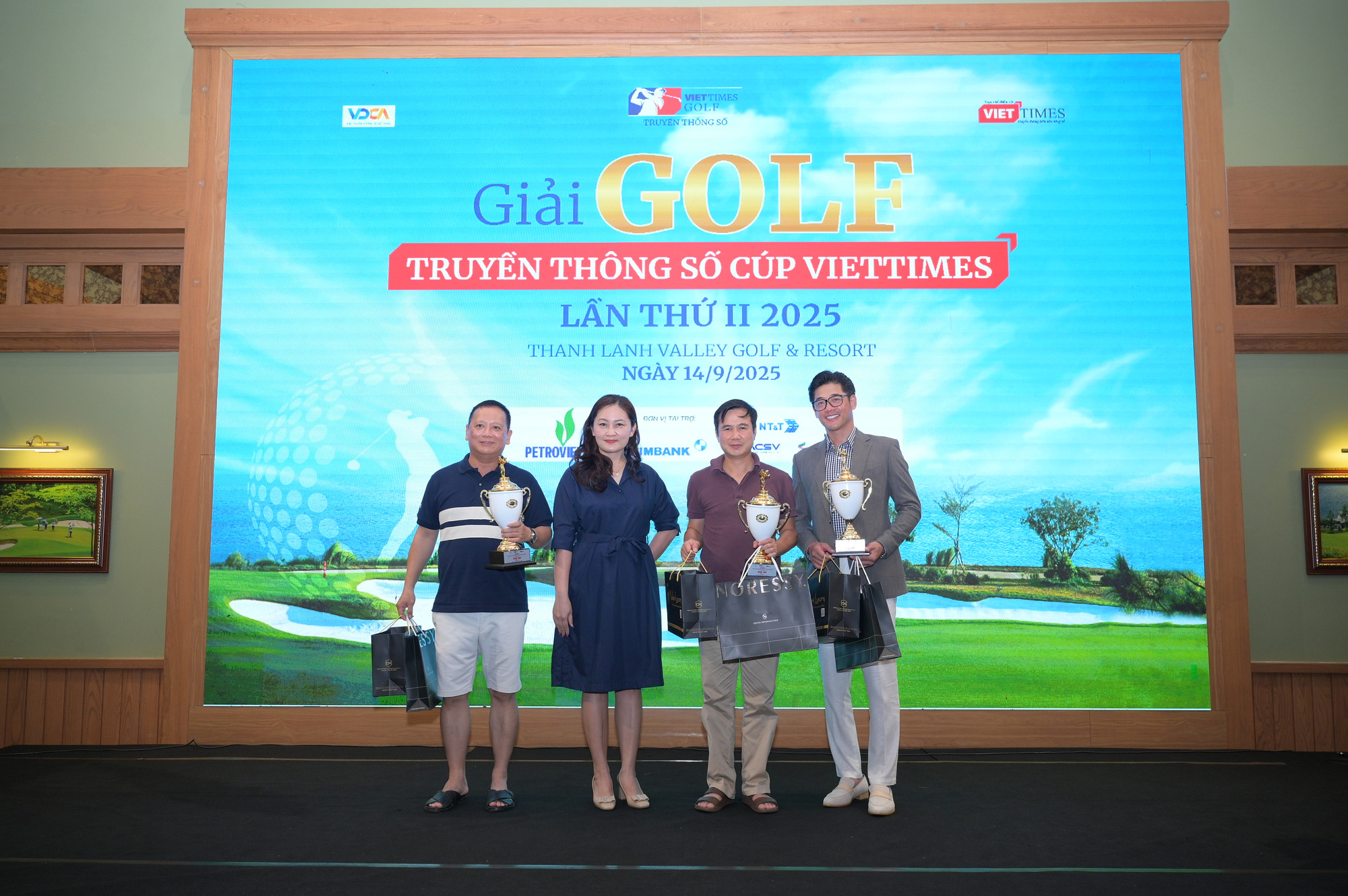 Đại diện các nhà tài trợ Eximbank trao giải Ba các bảng A, B, C cho các golfer.