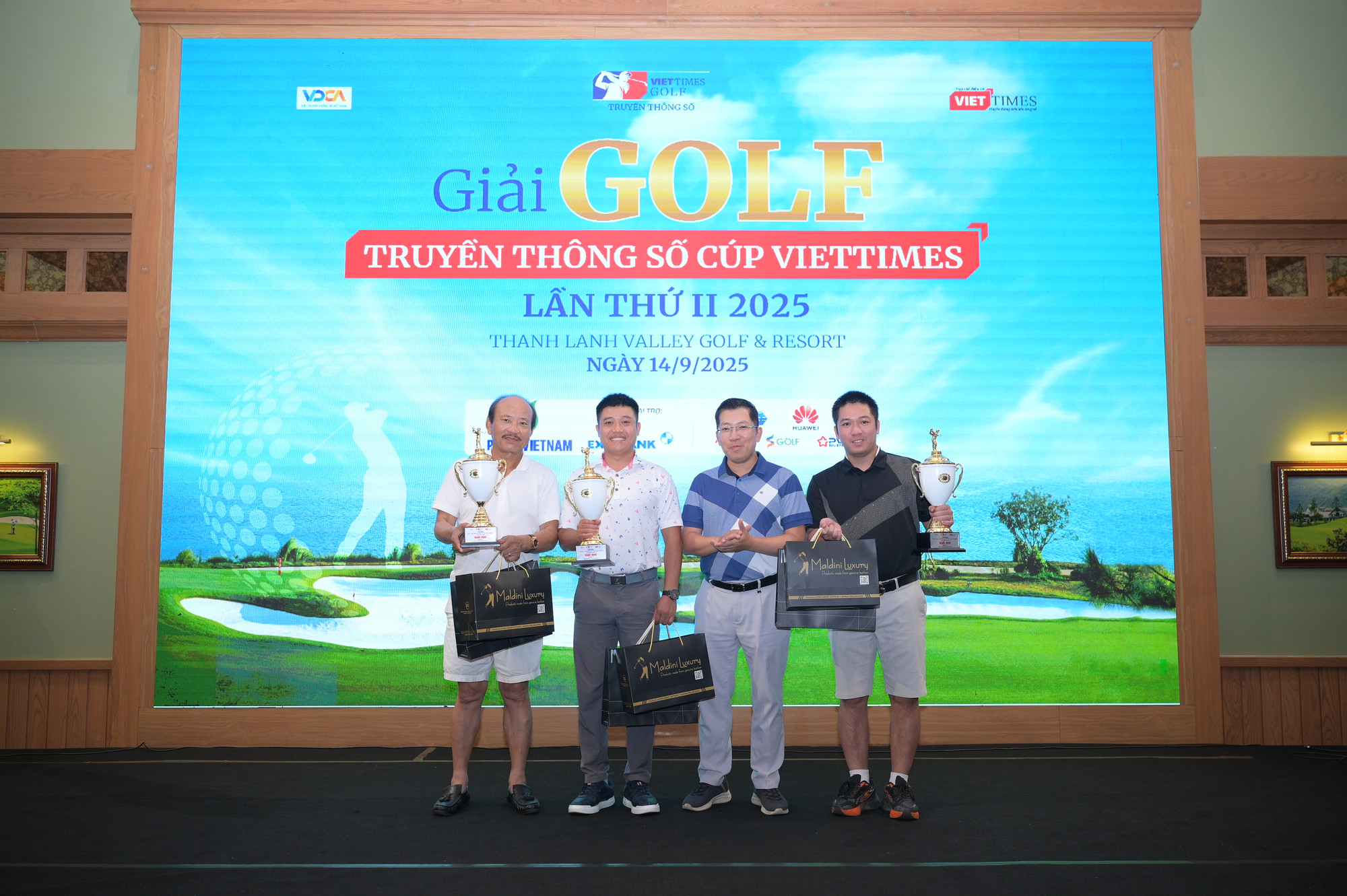 Ông Lưu Đình Phúc, Cục trưởng Cục Báo chí, Bộ Văn hóa, Thể thao và Du lịch trao giải cho các golfer xuất sắc giành giải Nhì các bảng A, B, C.