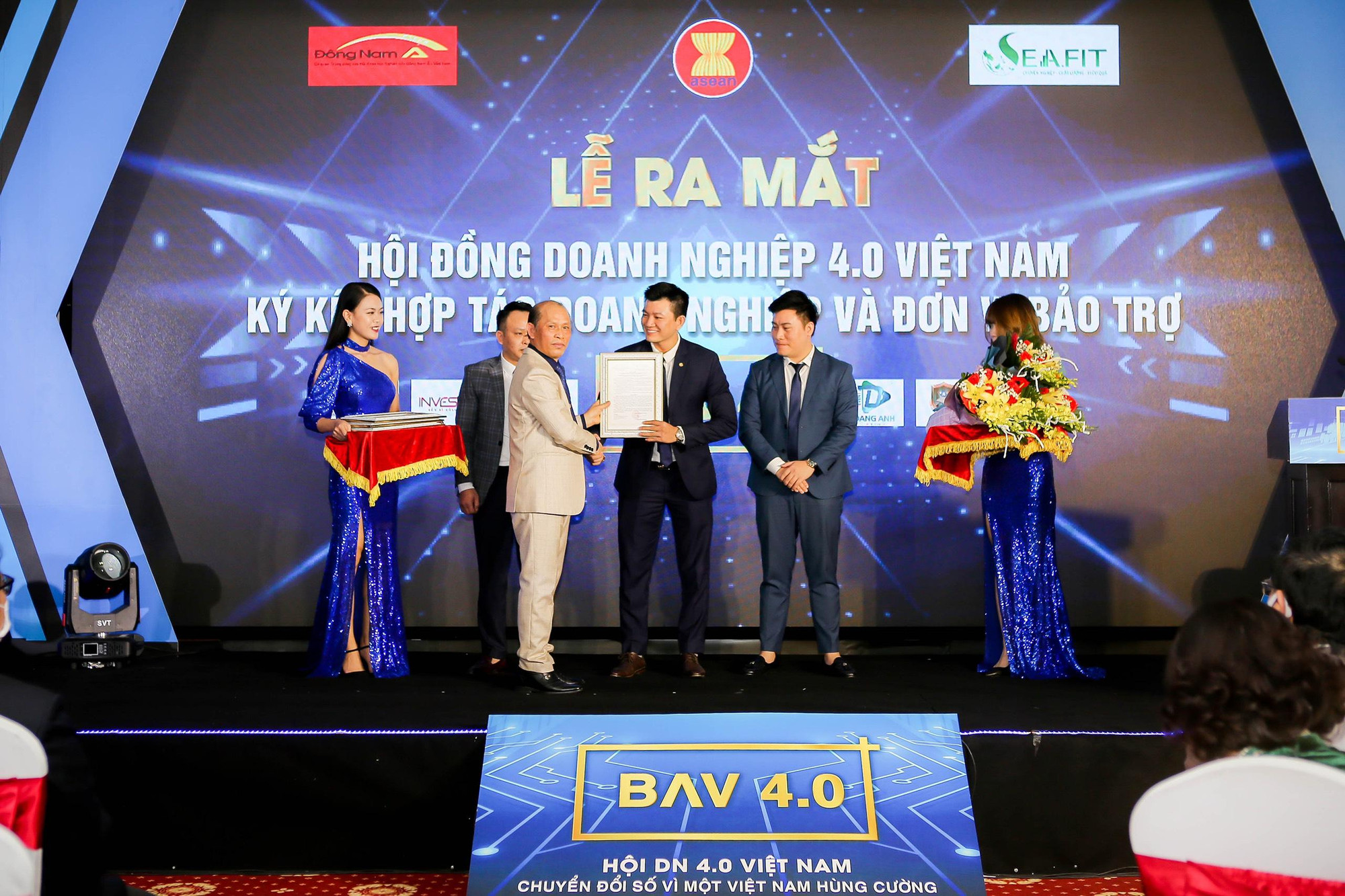 TS Nguyễn Dũng Thương - Viện trưởng Viện Nghiên cứu tài chính hợp tác đầu tư và thương mại Đông Nam Á trao quyết định Chủ tịch Hội đồng BAV4.0 cho ông Nguyễn Nghĩa Vượng - Chủ tịch HĐQT kiêm Tổng Giám đốc Vibook TS Nguyễn Dũng Thương - Viện trưởng Viện Nghiên cứu tài chính hợp tác đầu tư và thương mại Đông Nam Á trao quyết định Chủ tịch Hội đồng BAV4.0 cho ông Nguyễn Nghĩa Vượng - Chủ tịch HĐQT kiêm Tổng Giám đốc Vibook