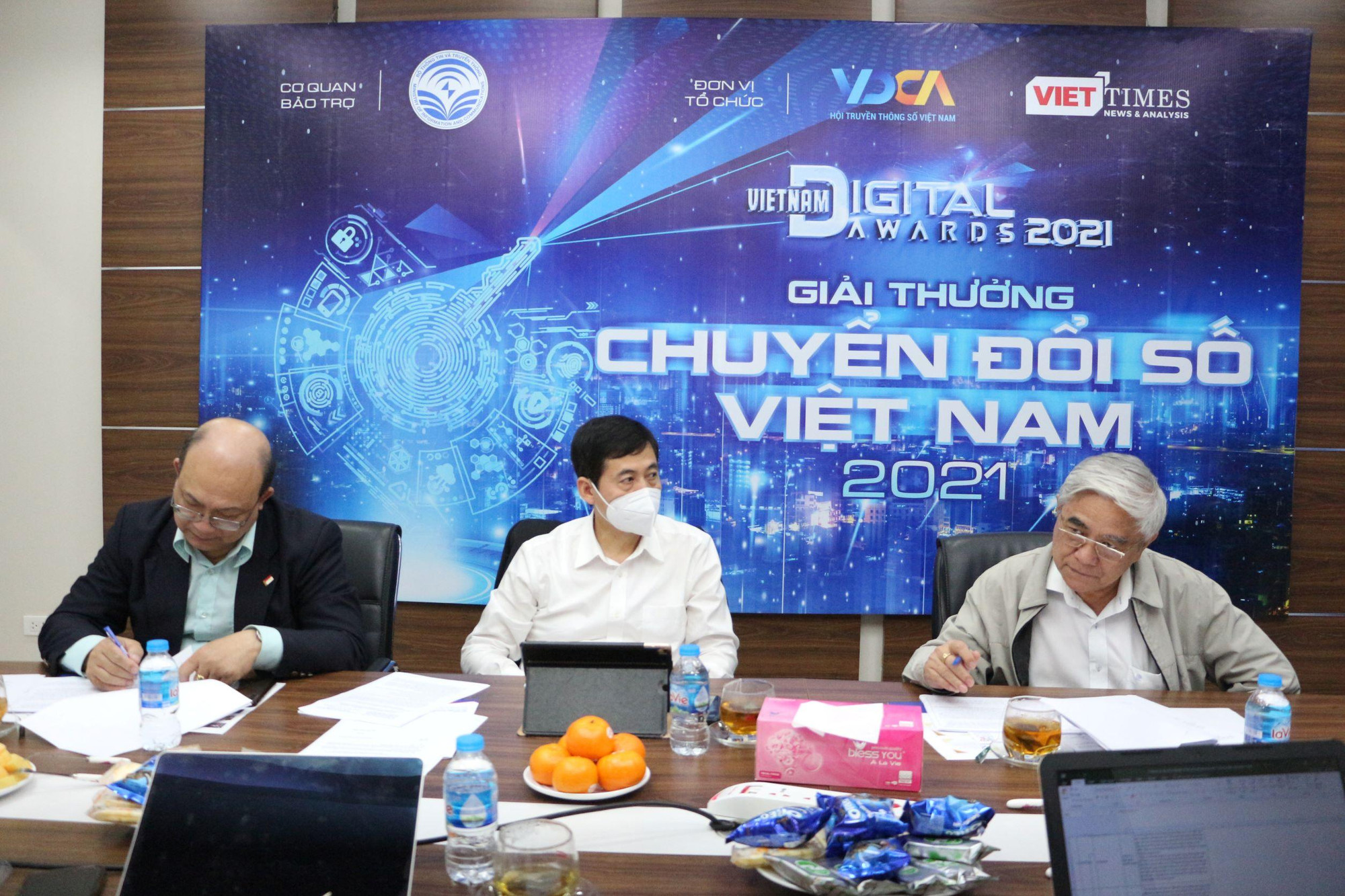 Từ phải qua trái: Tiến sĩ Nguyễn Quân (Chủ tịch Hội Tự động hoá Việt Nam), ông Nguyễn Thành Phúc (Cục trưởng Cục An toàn thông tin - Bộ TT&amp;TT), PGS Huỳnh Quyết Thắng (Hiệu trưởng trường Đại học Bách Khoa)