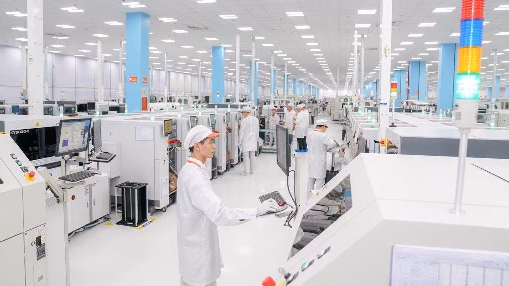 Công nhân tại nhà máy sản xuất điện thoại Vinsmart